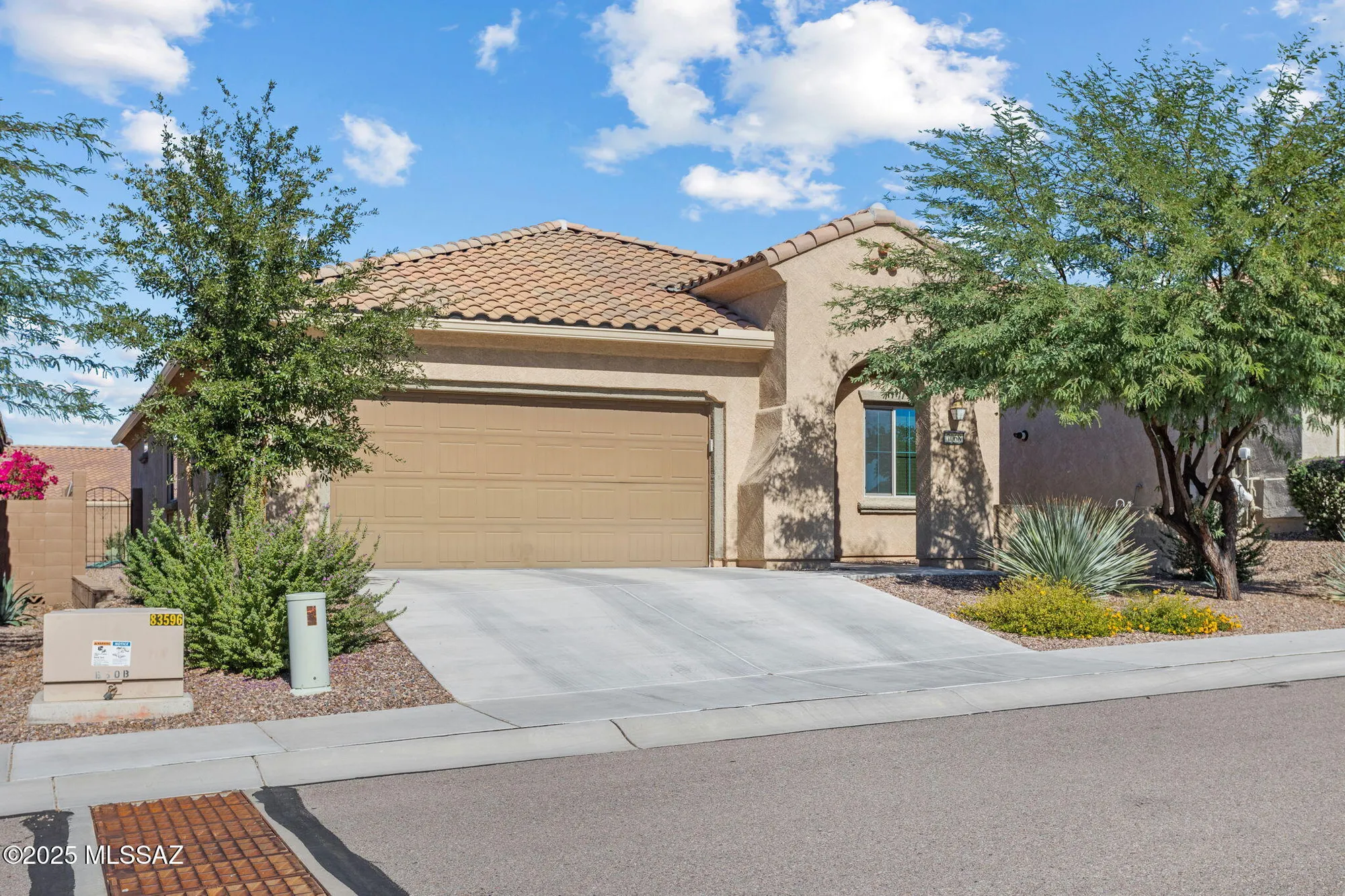 Property Slideshow image 1 of 45 | 7068 w cliff spring trl, Marana, AZ, 85658