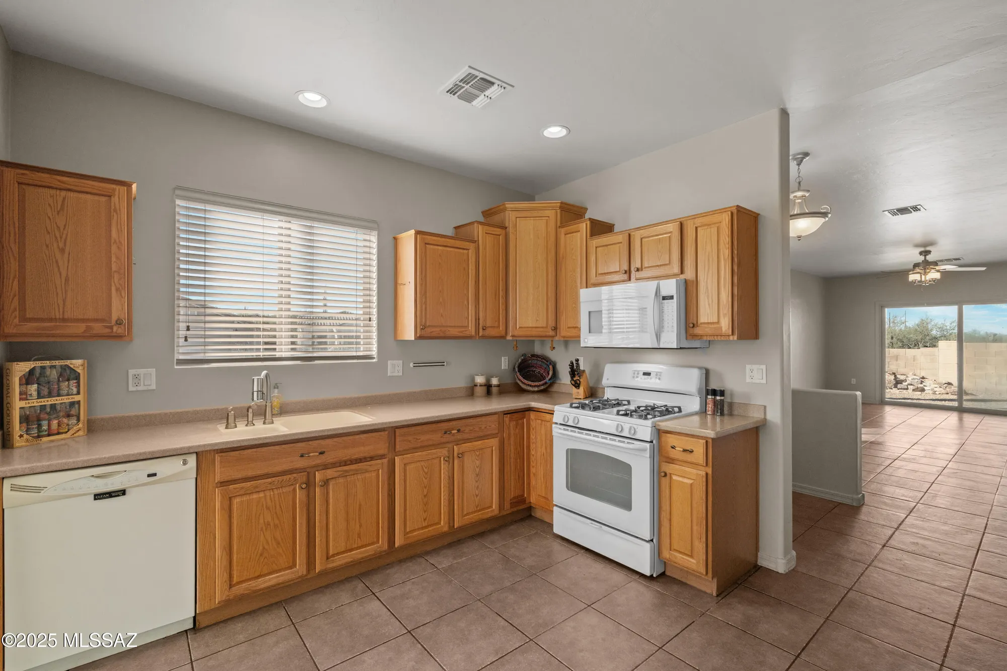 Property Slideshow image 4 of 48 | 596 w calle media luz, Sahuarita, AZ, 85629