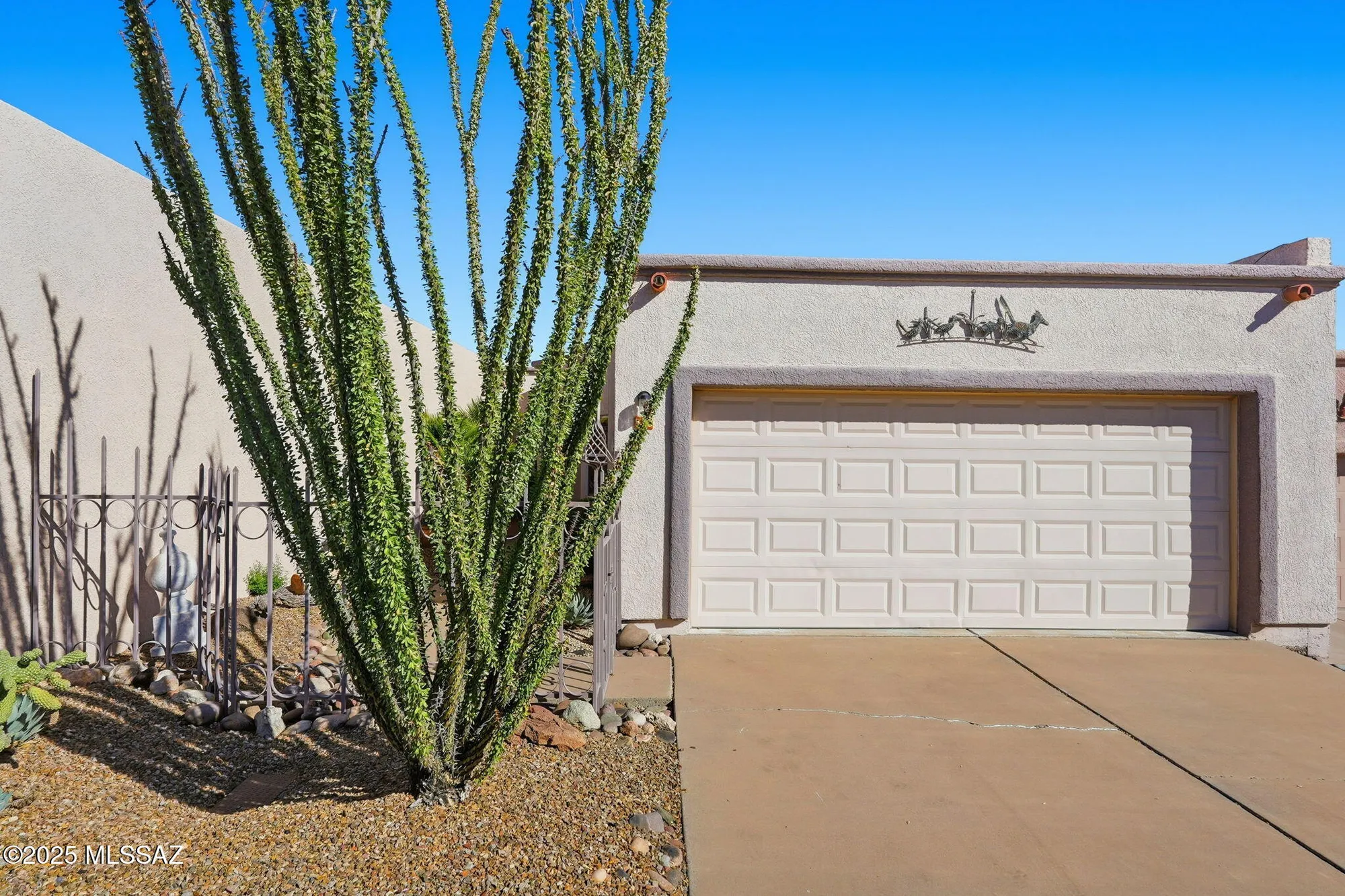 Property Slideshow image 1 of 39 | 563 w via rosaldo, Green Valley, AZ, 85614