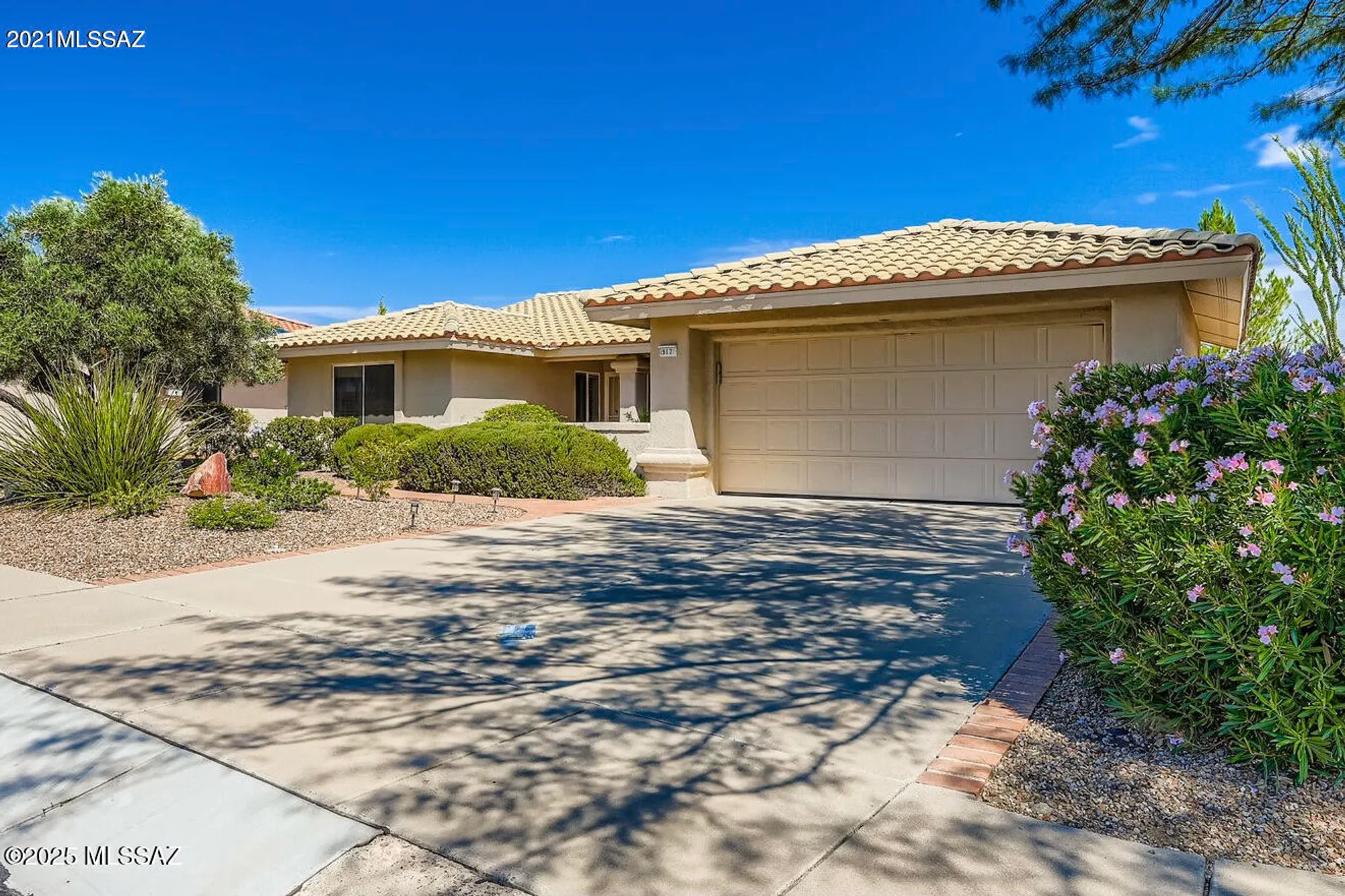 Property Slideshow image 2 of 40 | 917 e royal ridge dr, Oro Valley, AZ, 85755