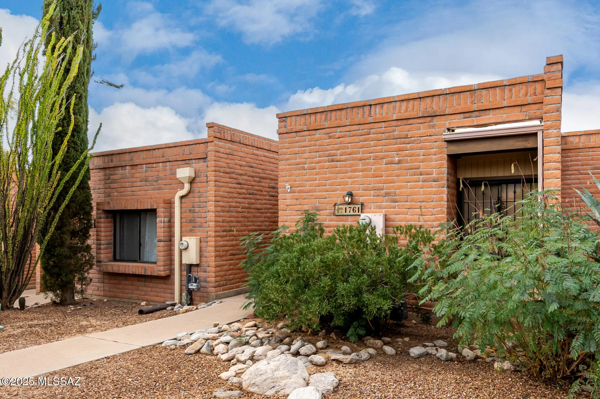Property Slideshow image 3 of 35 | 1761 w dalehaven cir, Tucson, AZ, 85704