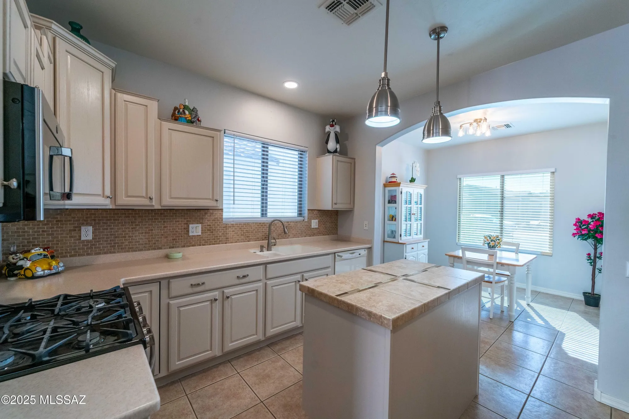 Property Slideshow image 7 of 25 | 300 w calle media luz, Sahuarita, AZ, 85629