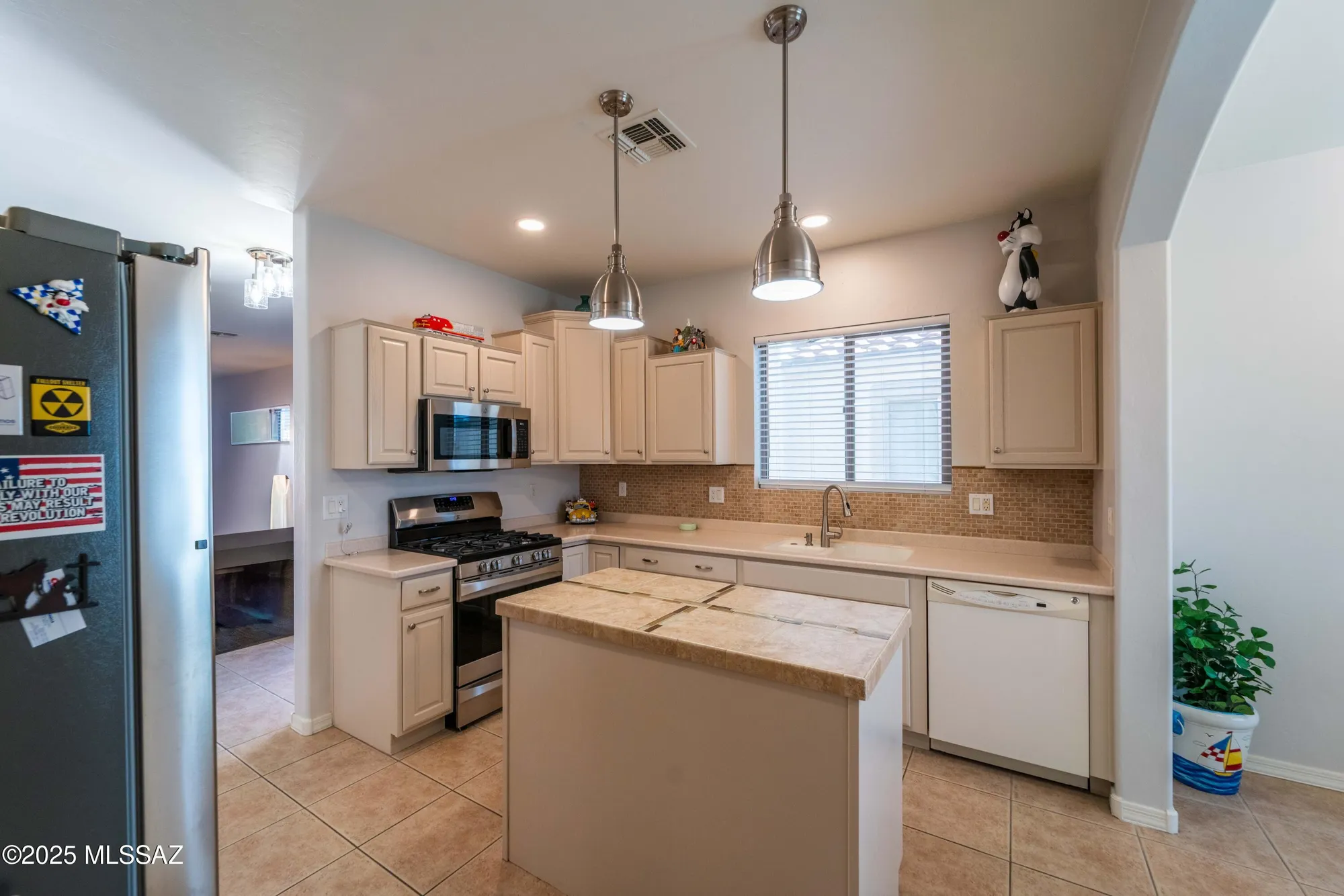 Property Slideshow image 9 of 25 | 300 w calle media luz, Sahuarita, AZ, 85629