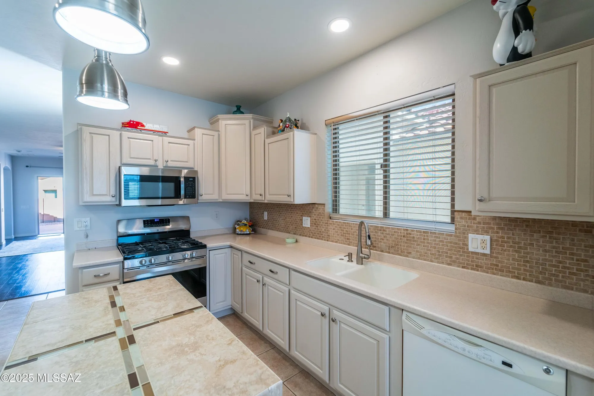Property Slideshow image 10 of 25 | 300 w calle media luz, Sahuarita, AZ, 85629