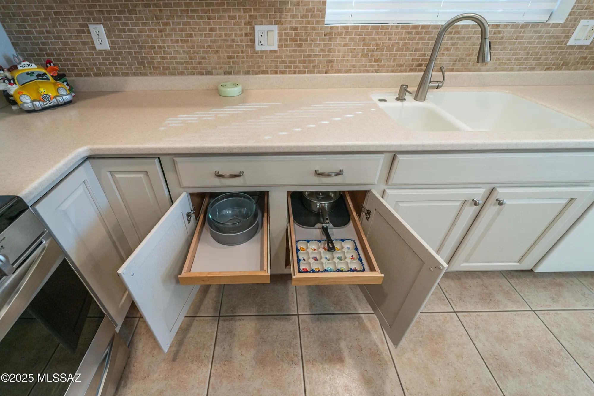 Property Slideshow image 8 of 25 | 300 w calle media luz, Sahuarita, AZ, 85629