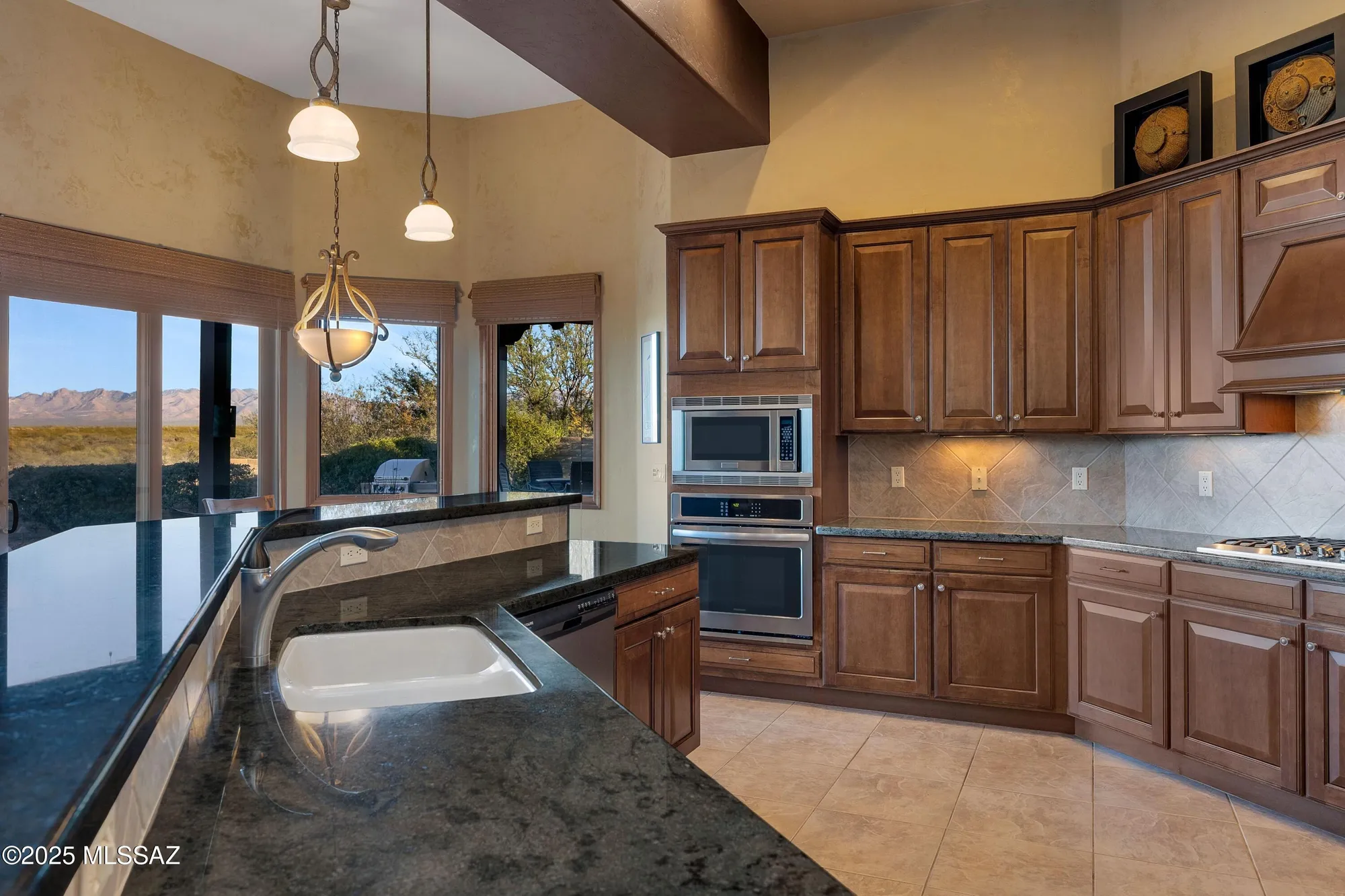 Property Slideshow image 7 of 32 | 997 e josephine saddle pl, Green Valley, AZ, 85614