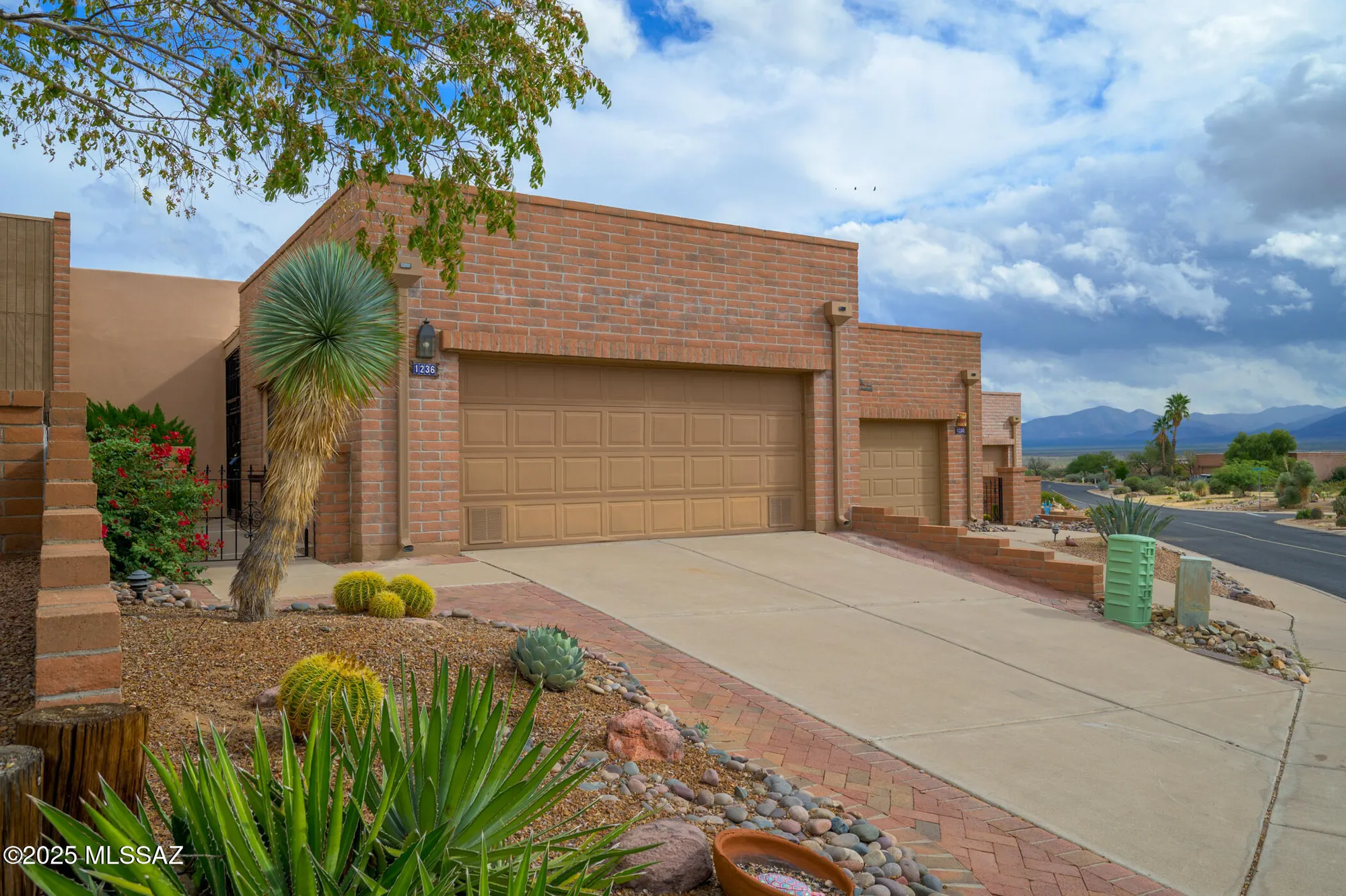 Property Slideshow image 1 of 38 | 1236 w camino del pato, Green Valley, AZ, 85622