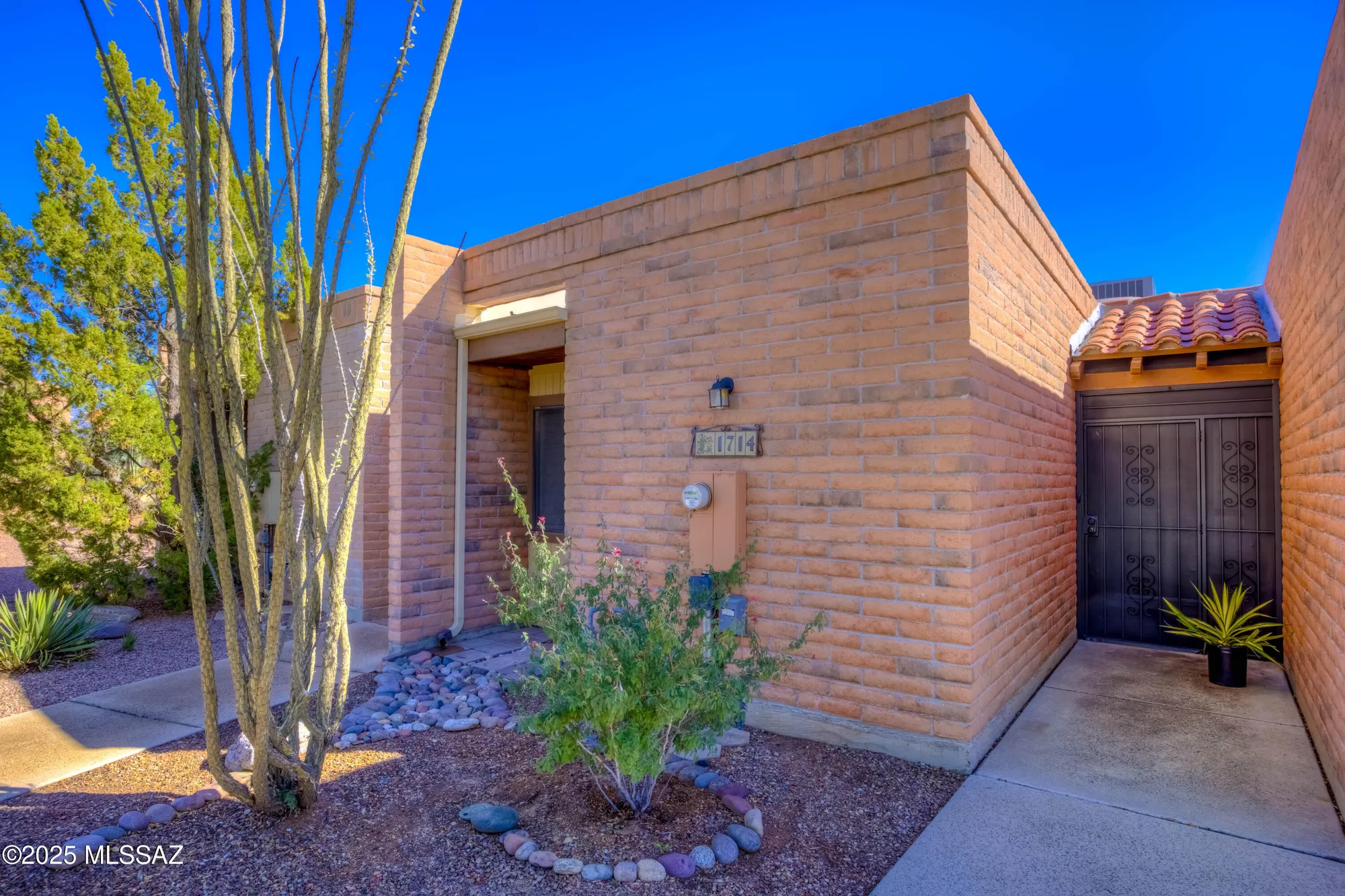 Property Slideshow image 2 of 22 | 1714 w dalehaven cir, Tucson, AZ, 85704