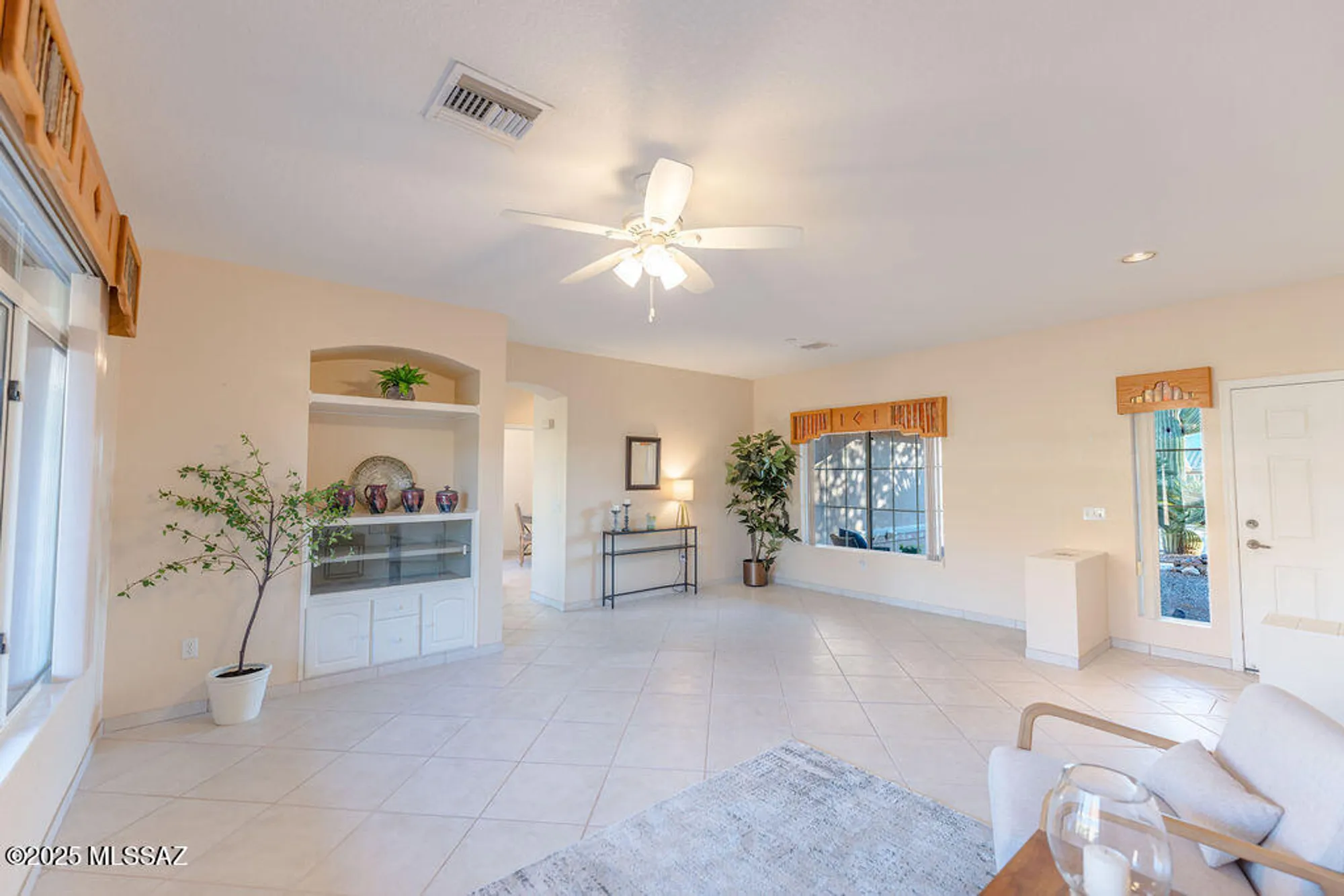 Property Slideshow image 9 of 34 | 1329 e royal ridge dr, Oro Valley, AZ, 85755