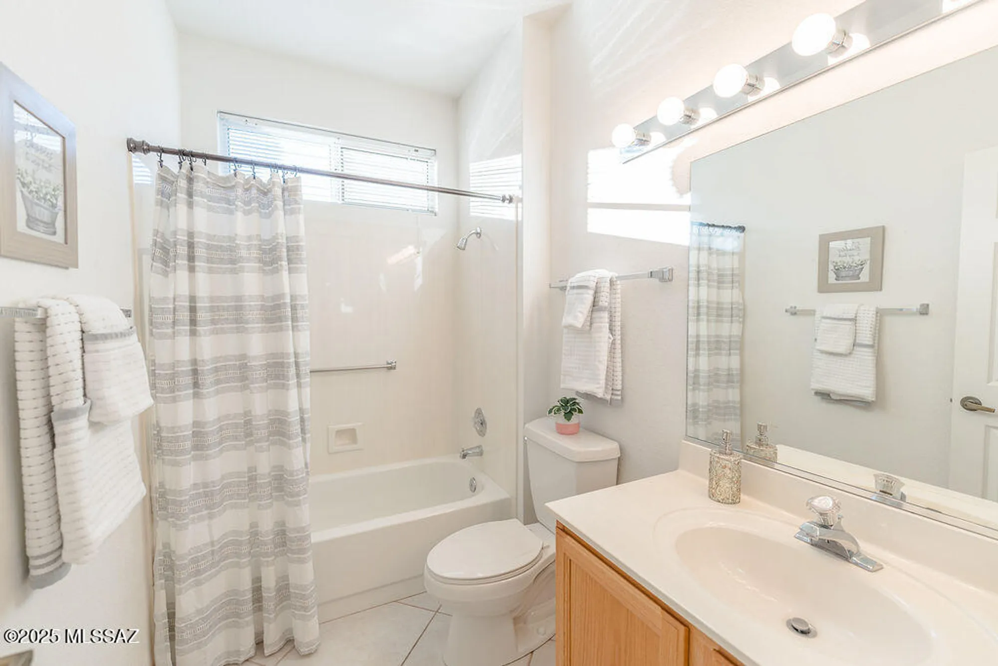 Property Slideshow image 27 of 34 | 1329 e royal ridge dr, Oro Valley, AZ, 85755