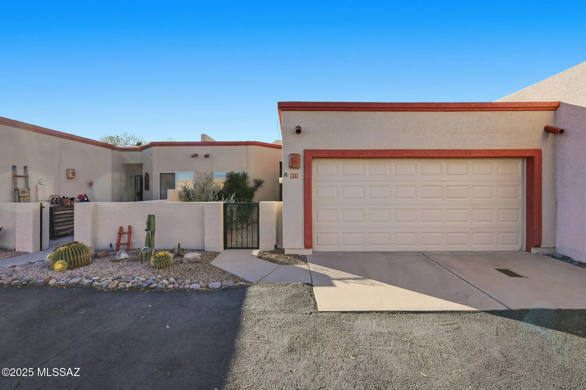 Property Slideshow image 1 of 44 | 575 w via rosaldo, Green Valley, AZ, 85614