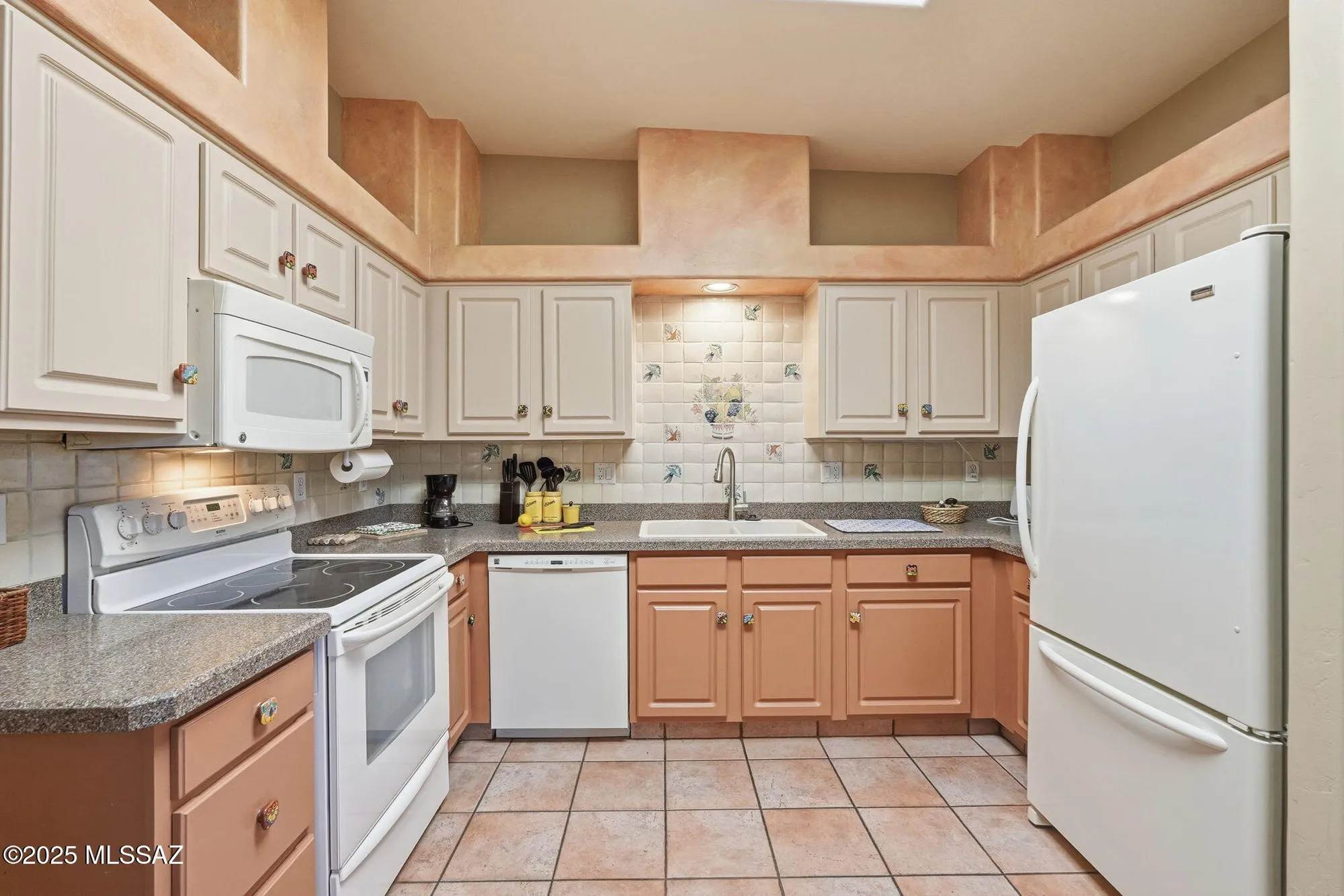 Property Slideshow image 4 of 44 | 575 w via rosaldo, Green Valley, AZ, 85614