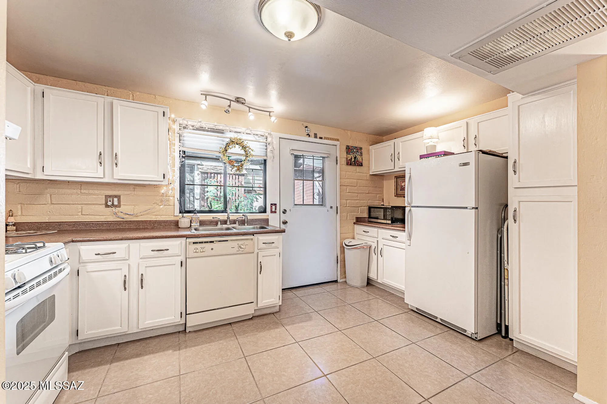 Property Slideshow image 14 of 29 | 452 s la canada dr, Green Valley, AZ, 85614