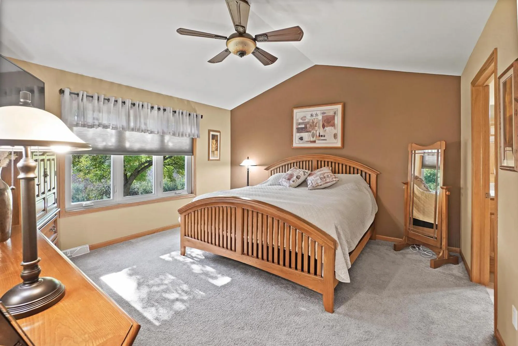 Property Slideshow image 12 of 30 | w243n2280 deer park dr a, Pewaukee, WI, 53072