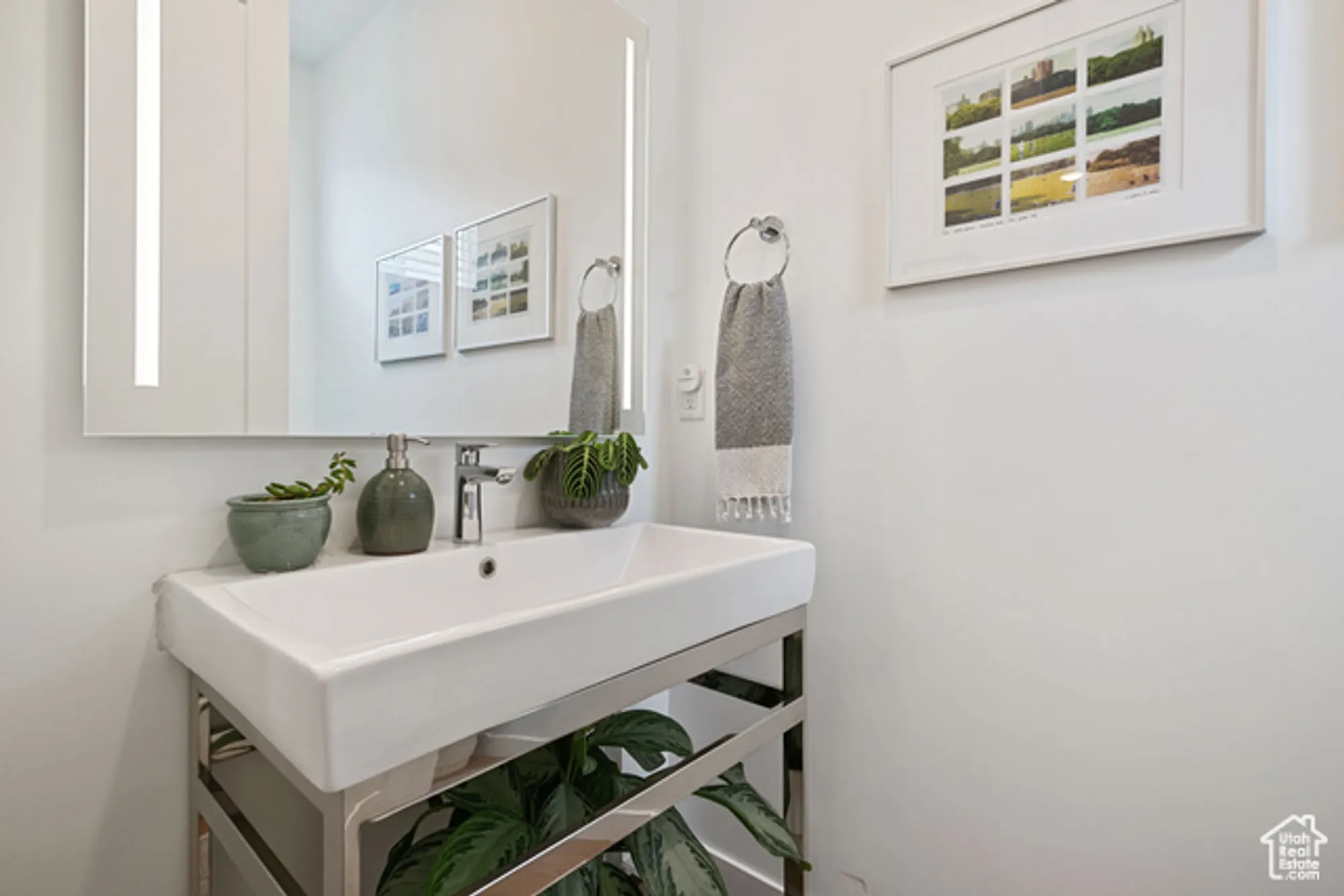 Property Slideshow image 12 of 27 | 11346 s willow walk dr, South Jordan, UT, 84009