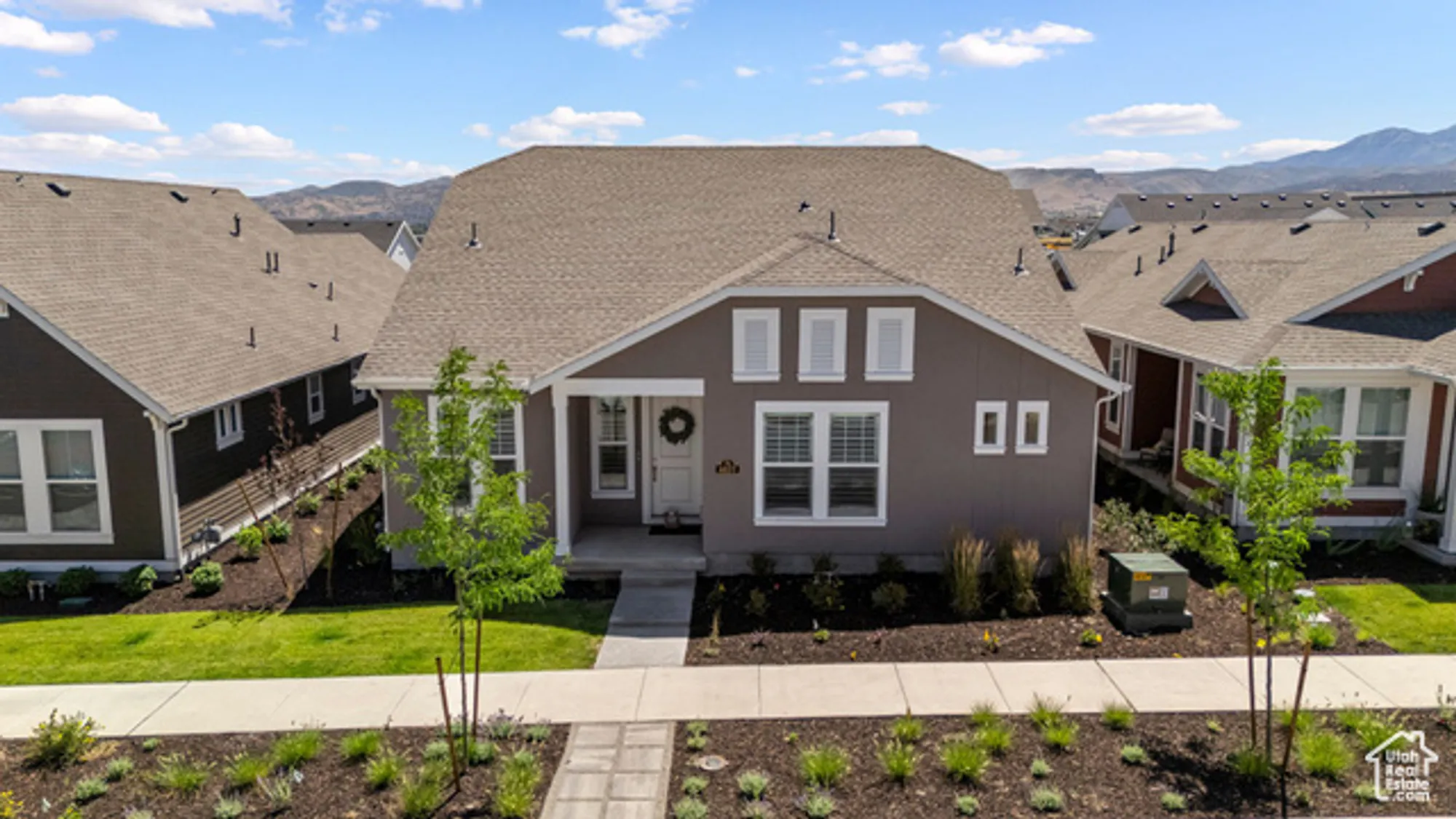Property Slideshow image 2 of 35 | 6077 w franciscotti dr, South Jordan, UT, 84009
