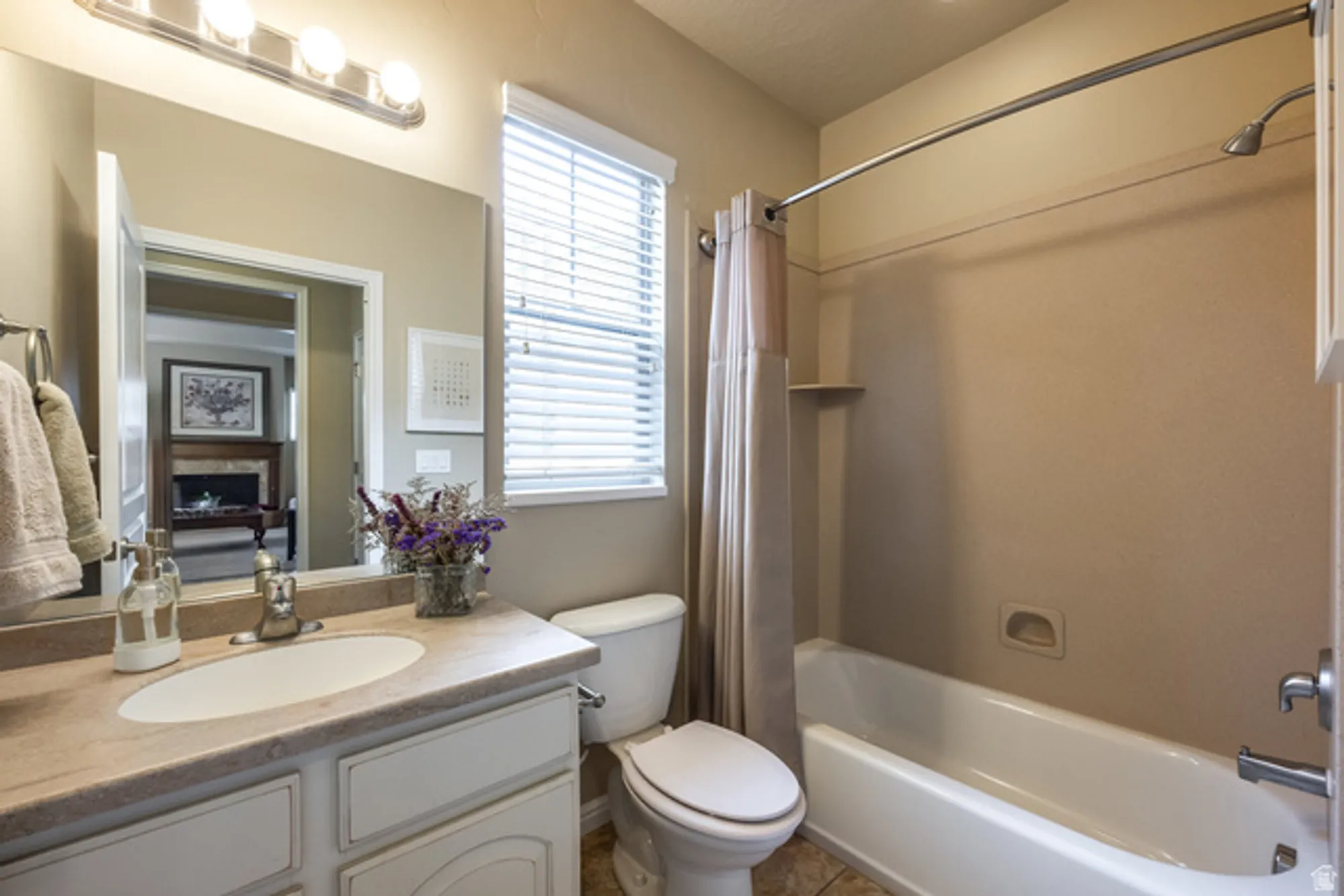 Property Slideshow image 13 of 34 | 11067 s cascabel dr, South Jordan, UT, 84009