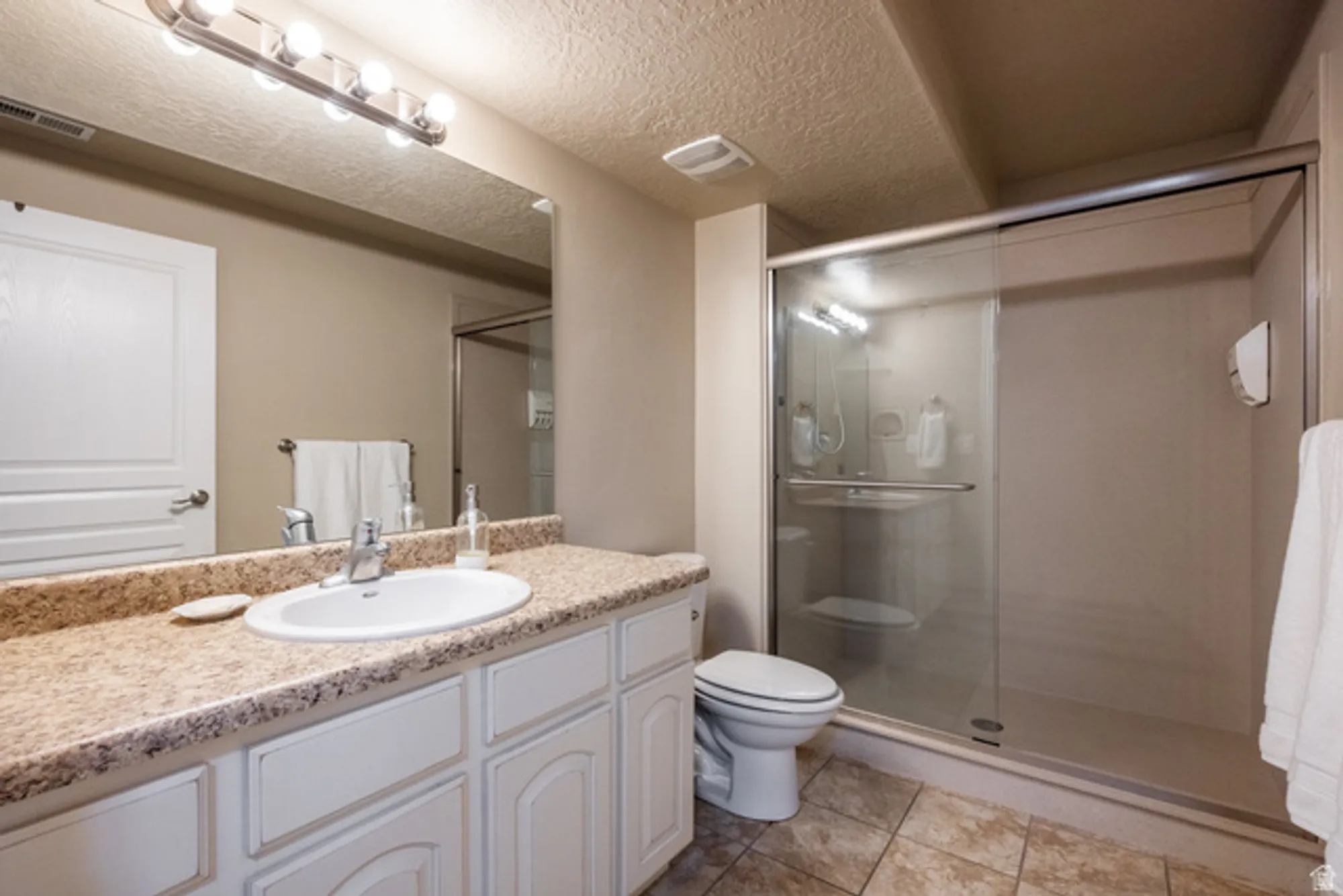 Property Slideshow image 15 of 34 | 11067 s cascabel dr, South Jordan, UT, 84009