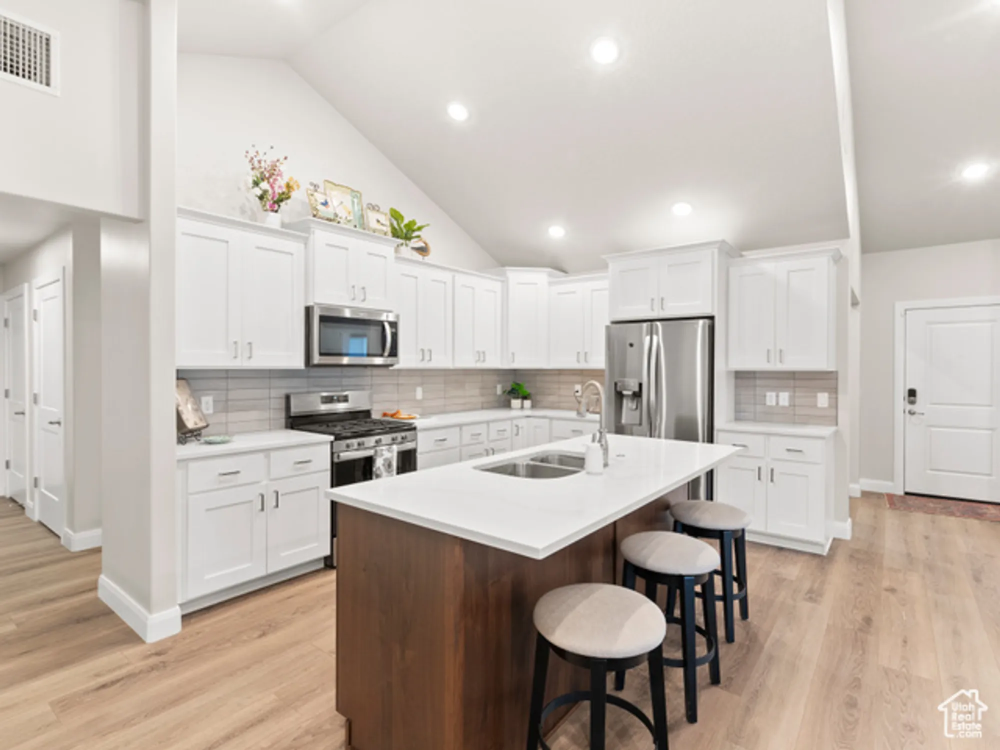 Property Slideshow image 7 of 40 | 462 s iron shoe ln b, Saratoga Springs, UT, 84045