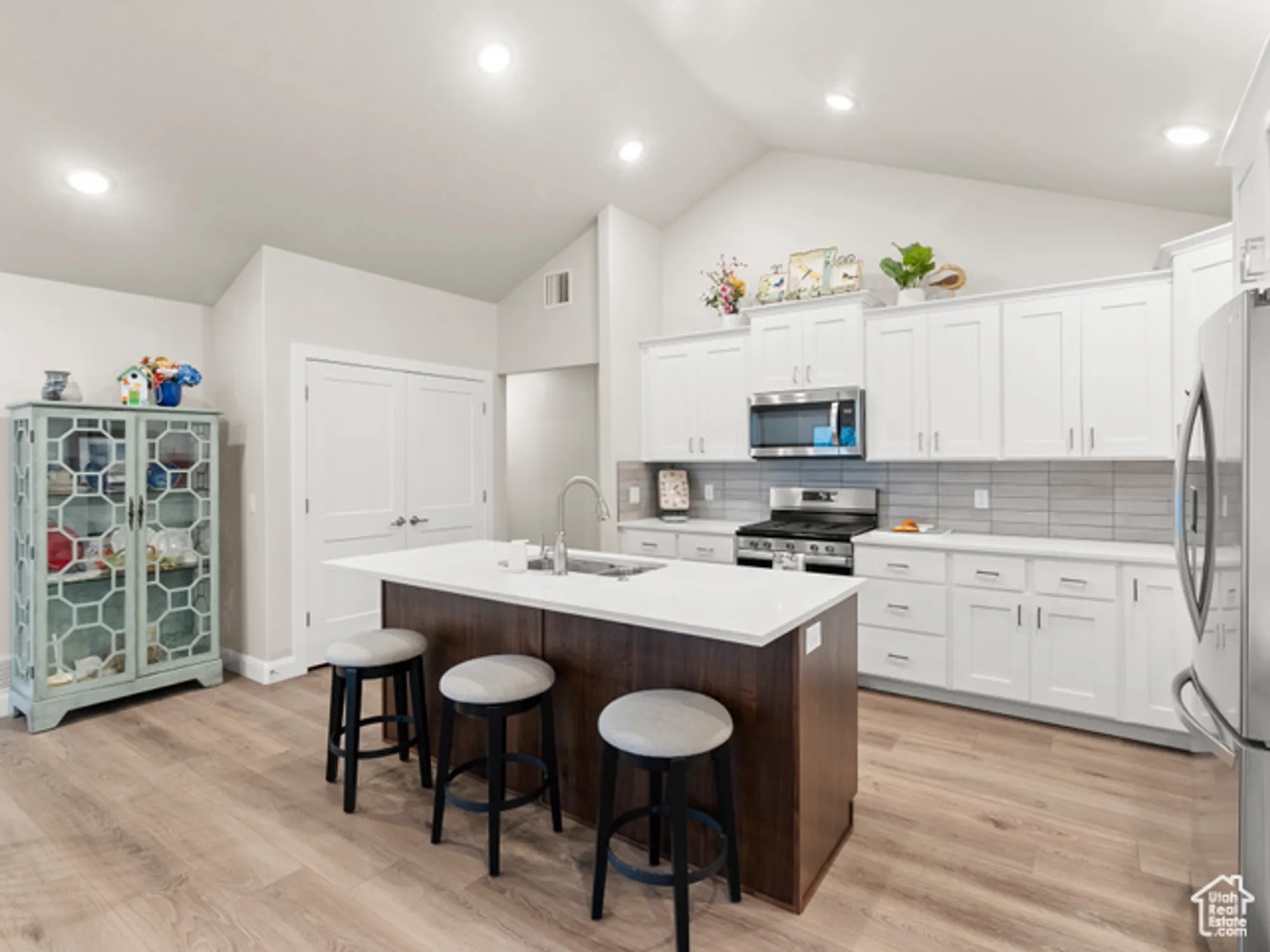 Property Slideshow image 6 of 40 | 462 s iron shoe ln b, Saratoga Springs, UT, 84045