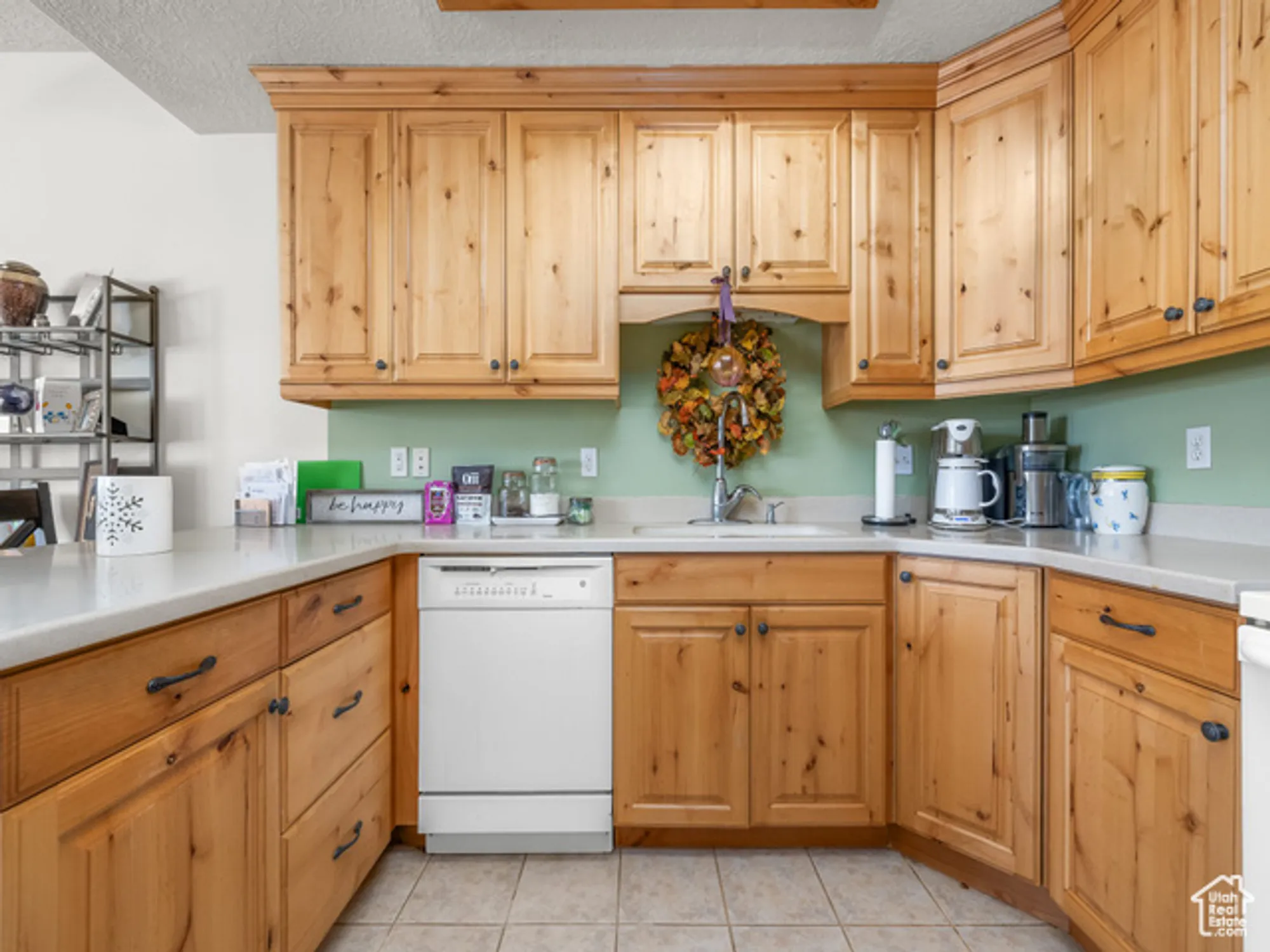 Property Slideshow image 8 of 23 | 11085 s grape arbor pl 102, Sandy, UT, 84070