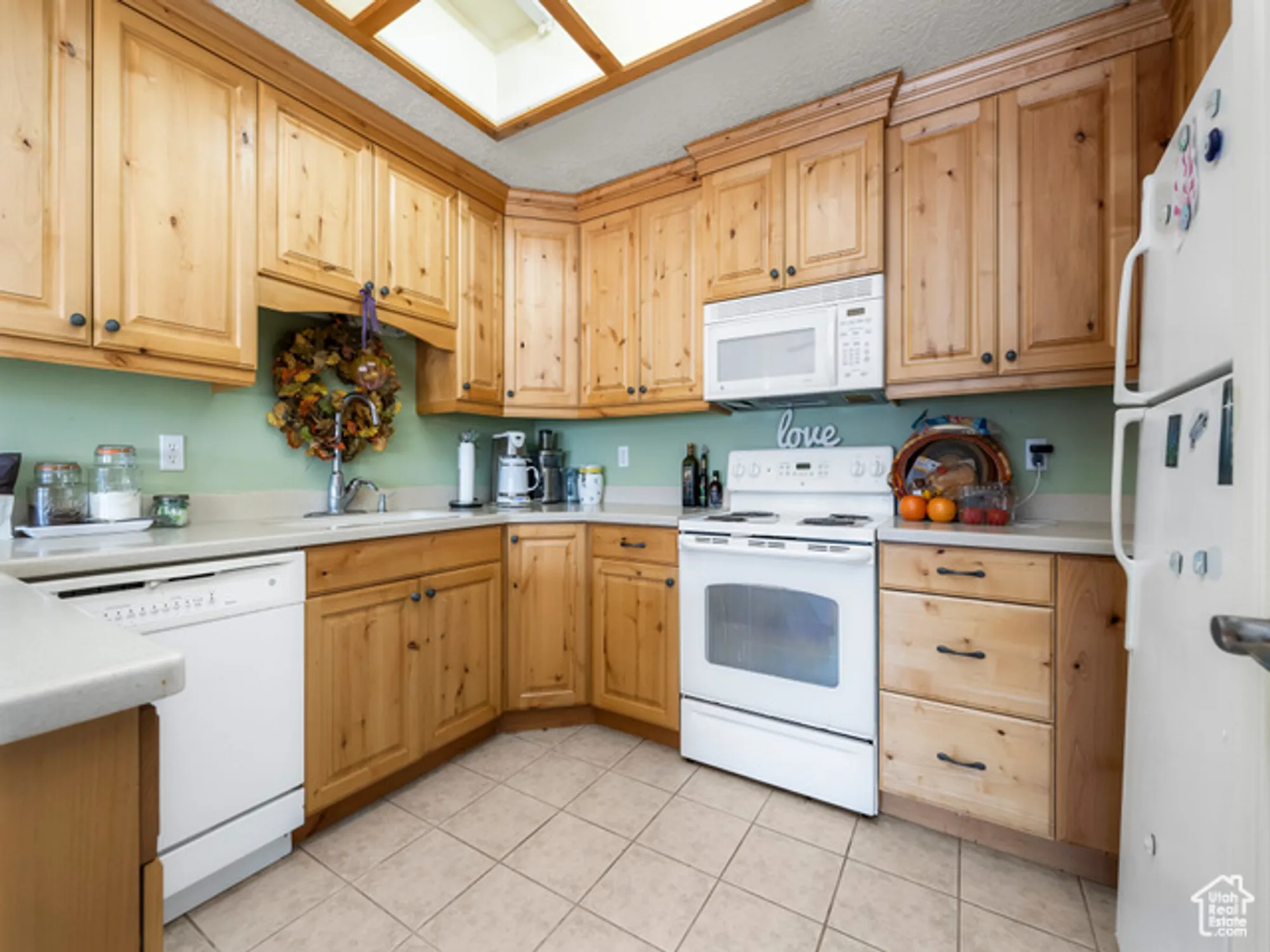 Property Slideshow image 7 of 23 | 11085 s grape arbor pl 102, Sandy, UT, 84070