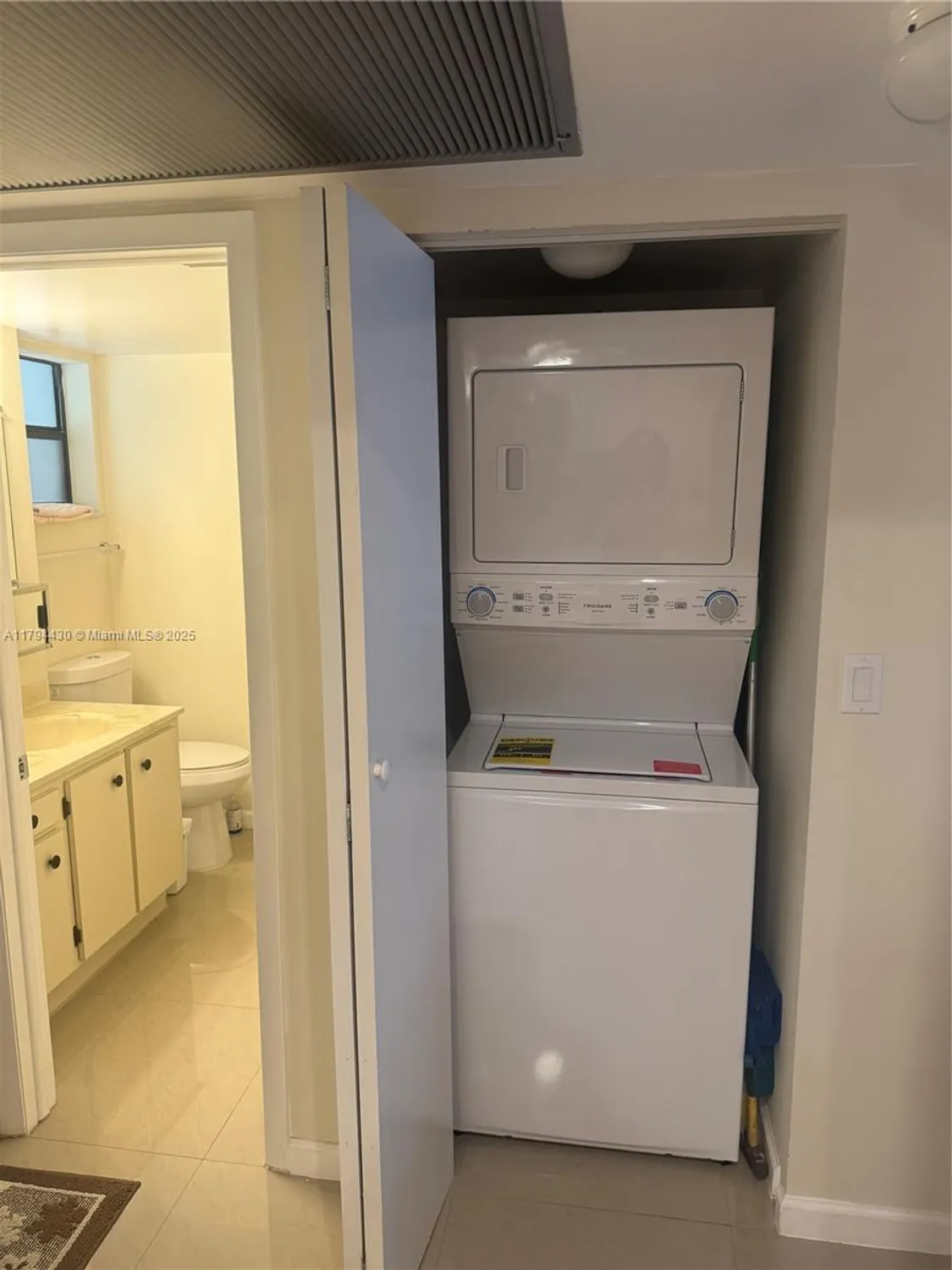 Property Slideshow image 18 of 36 | 901 colony point cir 217, Pembroke Pines, FL, 33026