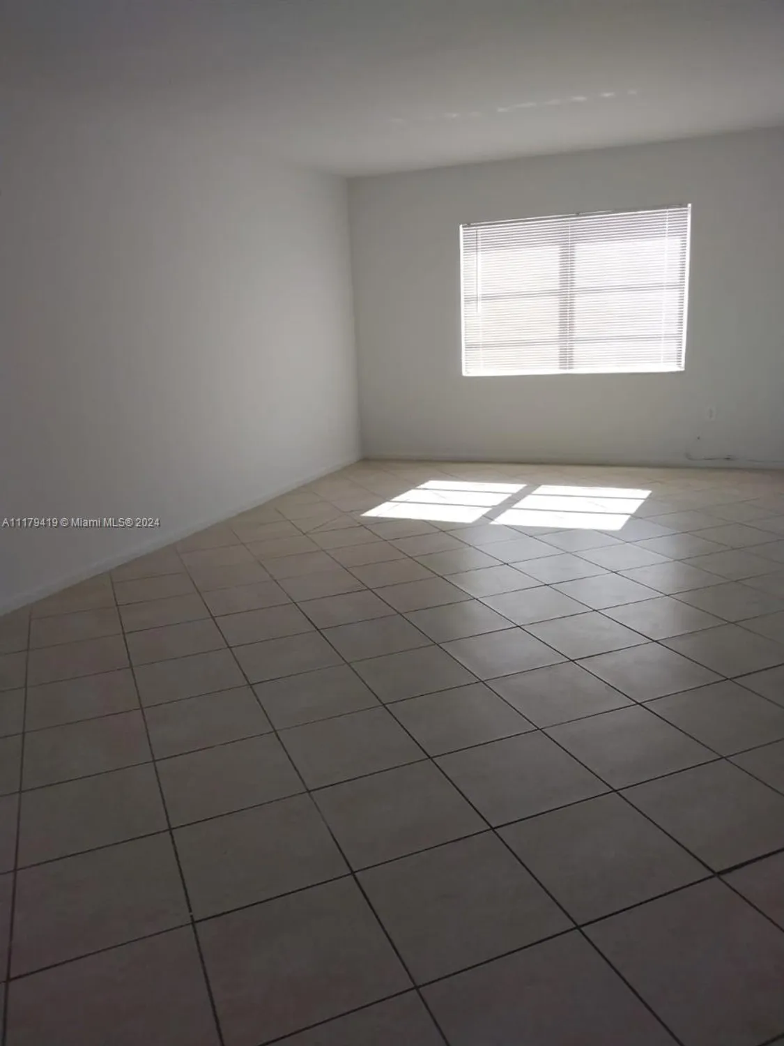 Property Slideshow image 3 of 26 | 18900 ne 3rd ct apt 516, Miami, FL, 33179