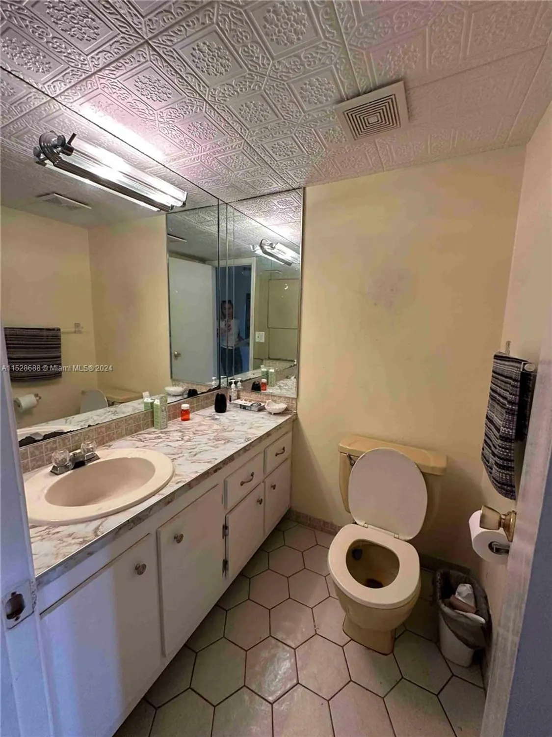 Property Slideshow image 12 of 17 | 2061 nw 47th ter 405, Lauderhill, FL, 33313