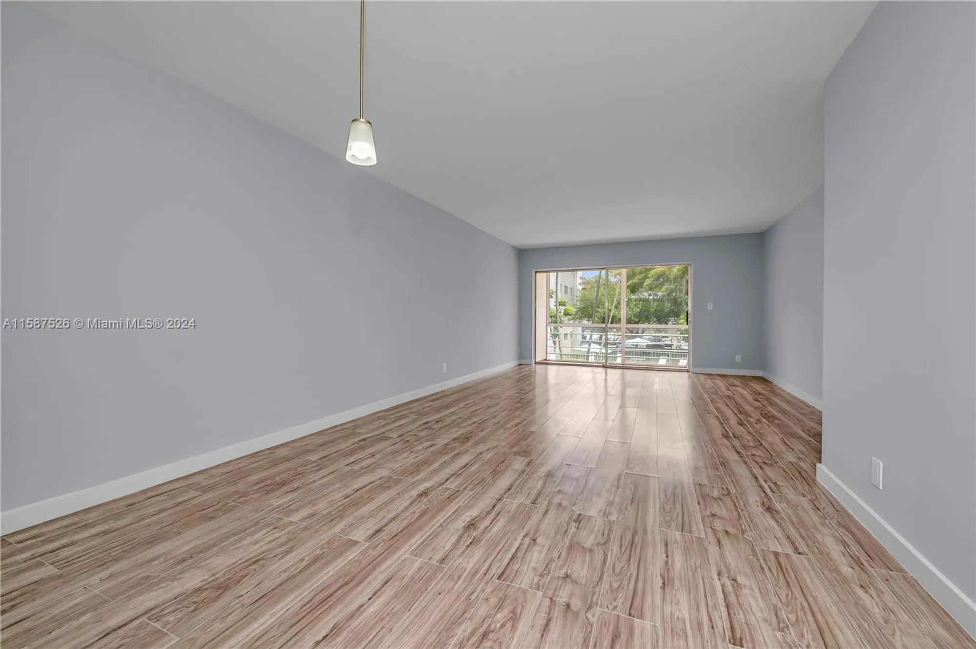 Property Slideshow image 10 of 31 | 3571 inverrary dr 202, Lauderhill, FL, 33319