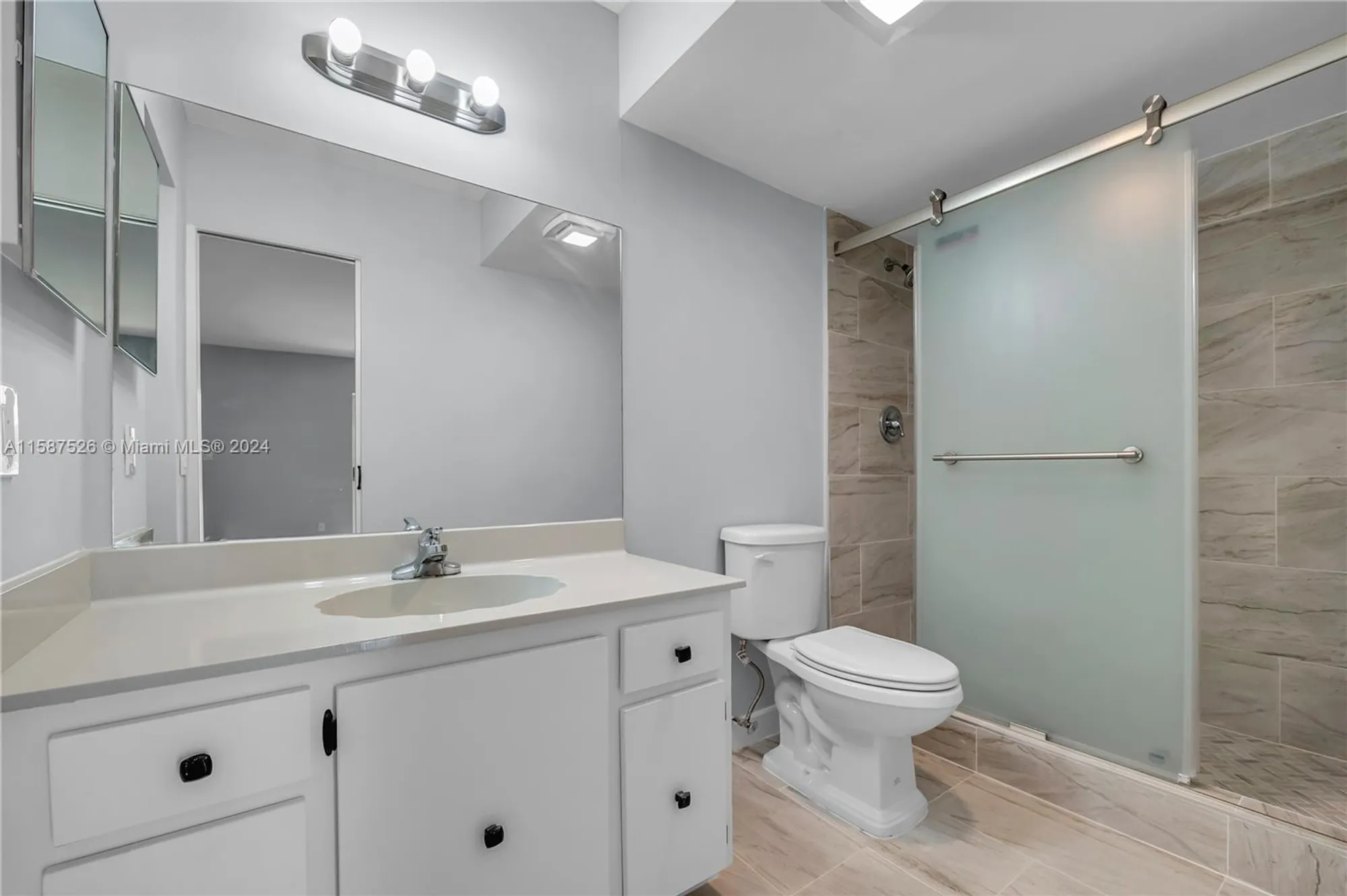 Property Slideshow image 6 of 31 | 3571 inverrary dr 202, Lauderhill, FL, 33319