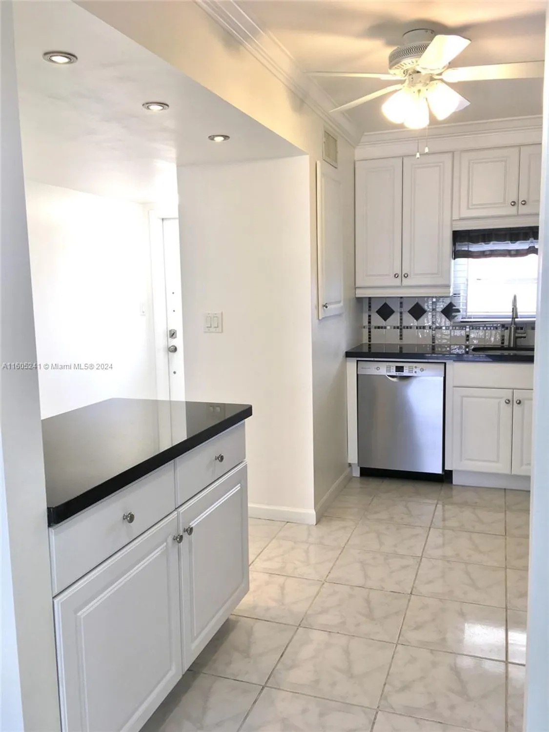 Property Slideshow image 4 of 23 | 681 s hollybrook dr apt 307, Pembroke Pines, FL, 33025