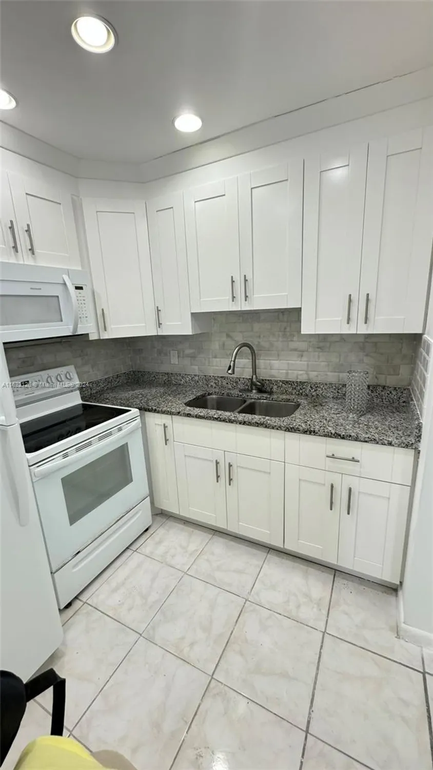 Property Slideshow image 10 of 37 | 163 coventry g # 163, West Palm Beach, FL, 33417