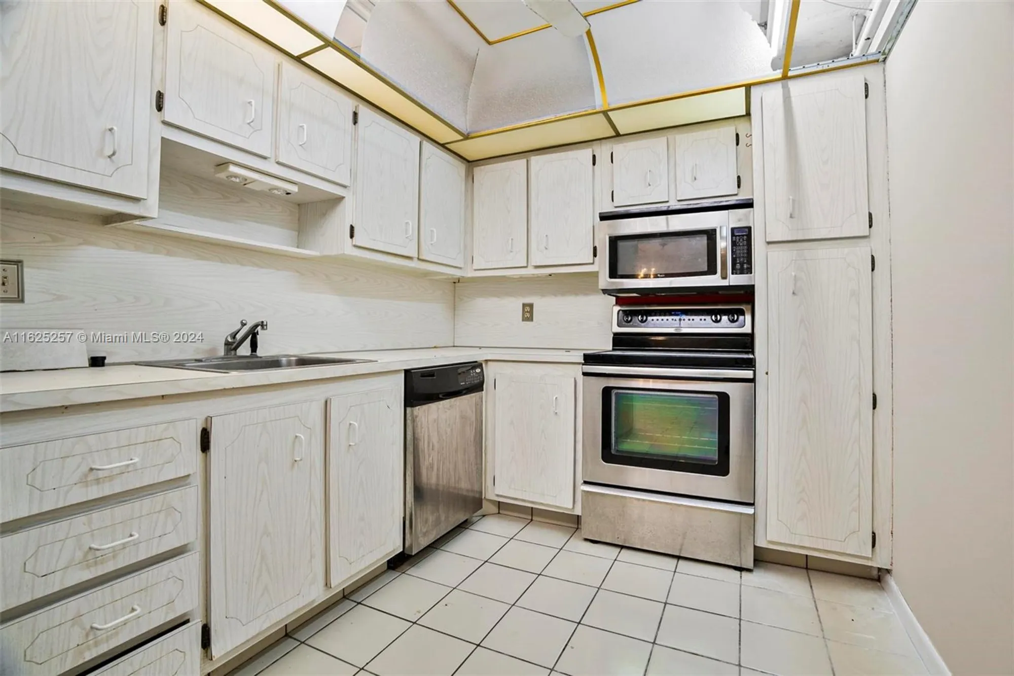 Property Slideshow image 10 of 20 | 1000 saint charles pl 522, Pembroke Pines, FL, 33026