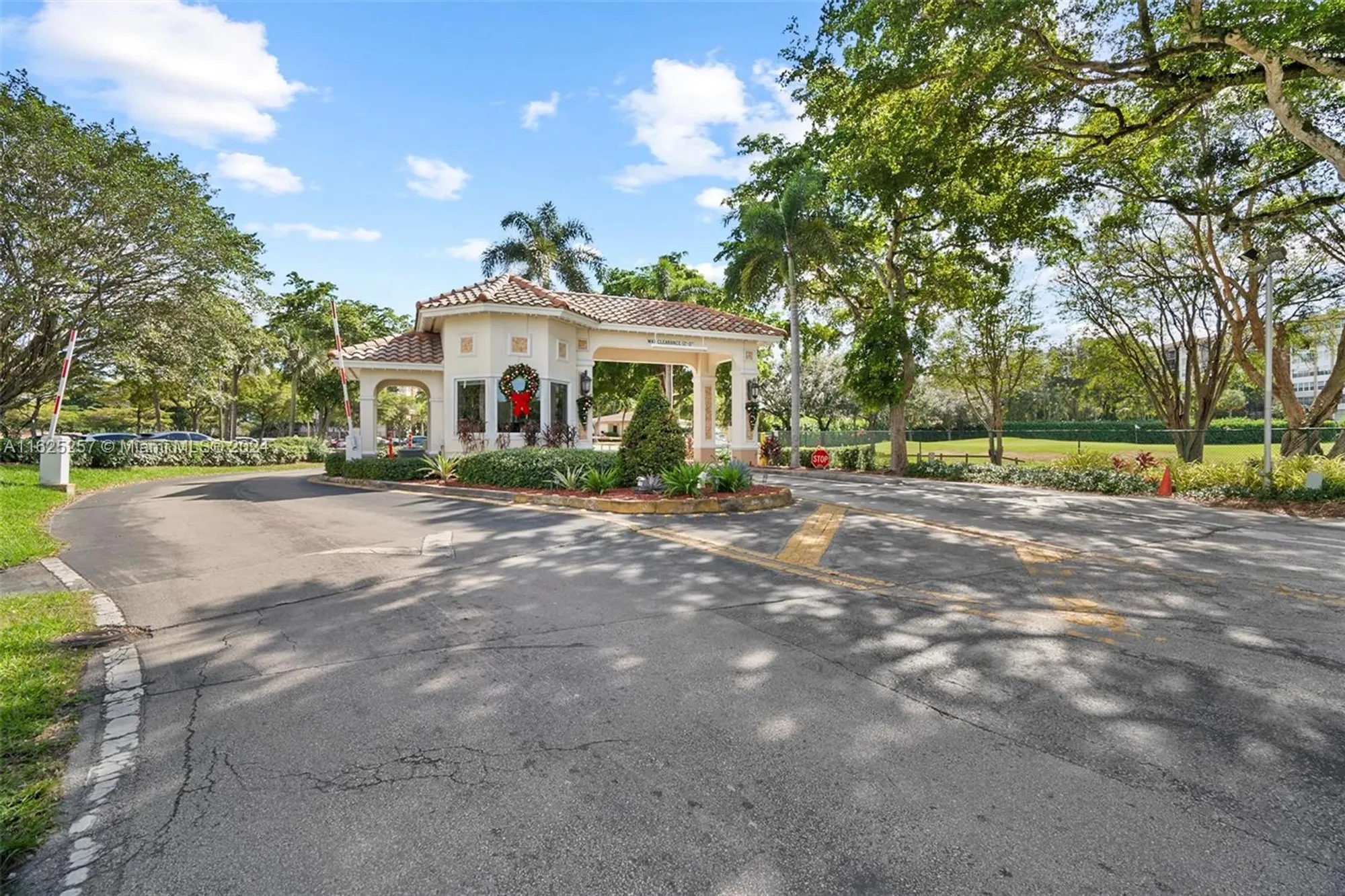 Property Slideshow image 2 of 20 | 1000 saint charles pl 522, Pembroke Pines, FL, 33026