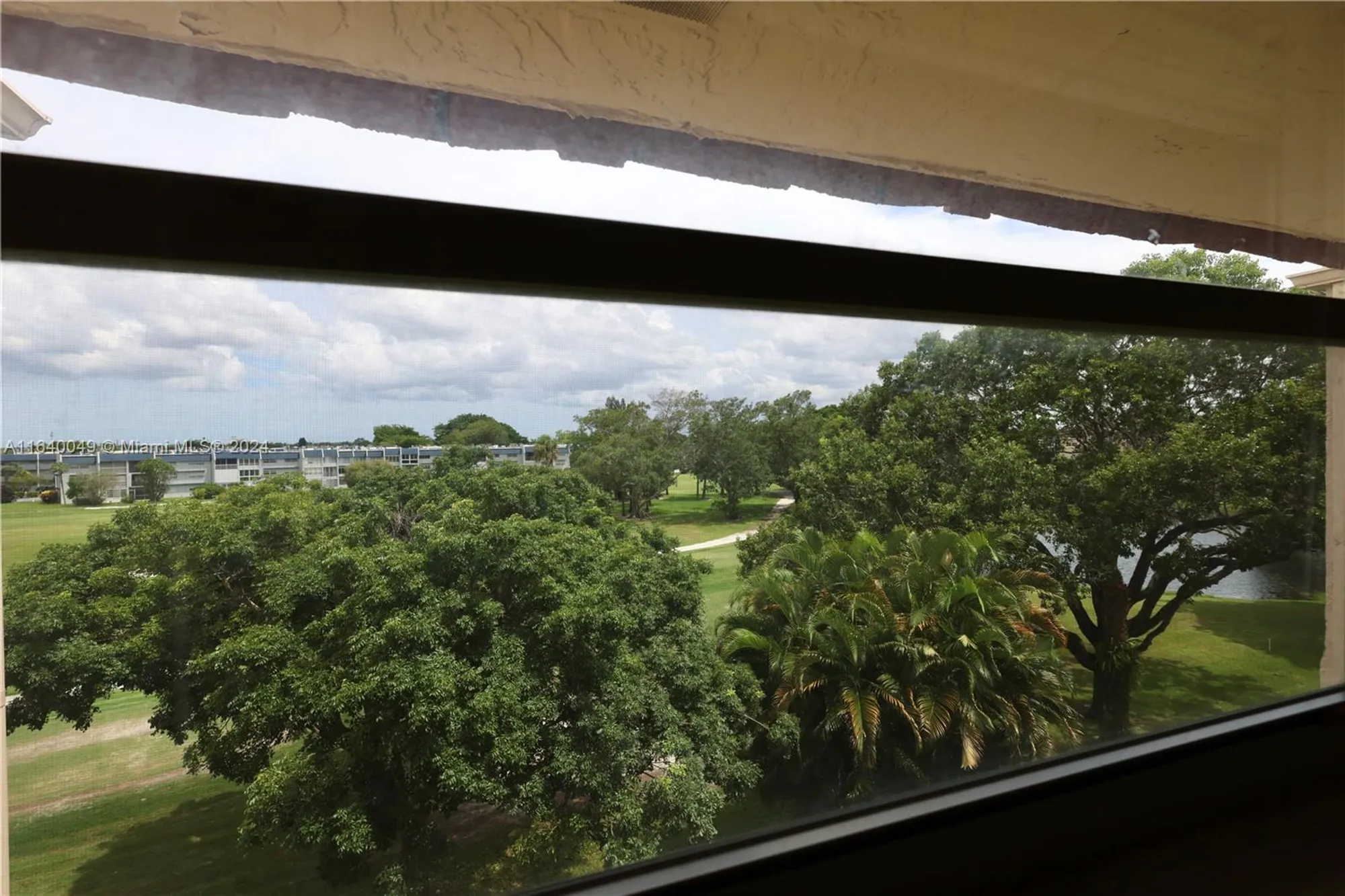 Property Slideshow image 14 of 28 | 1040 country club dr 404, Margate, FL, 33063