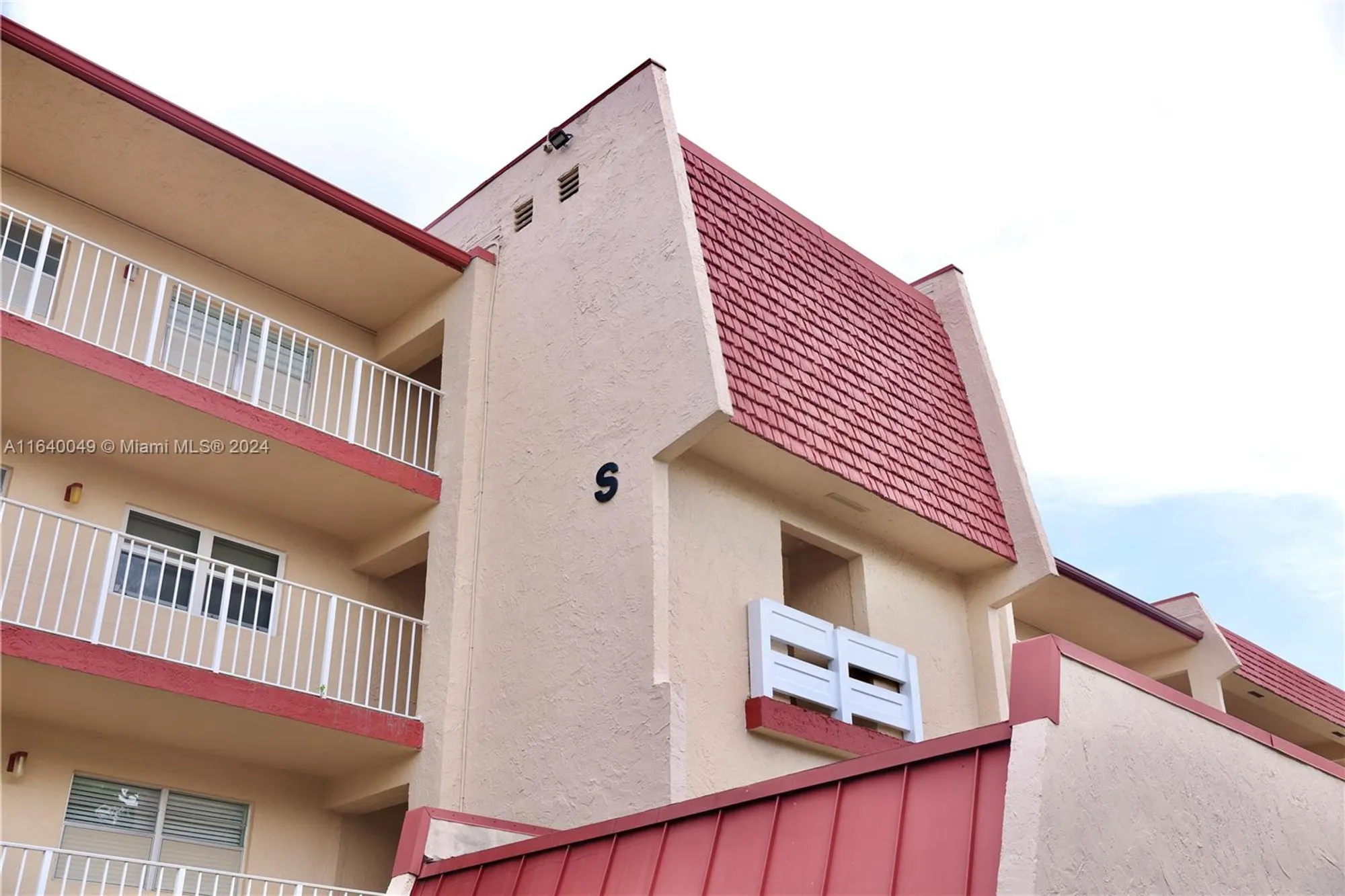 Property Slideshow image 17 of 28 | 1040 country club dr 404, Margate, FL, 33063