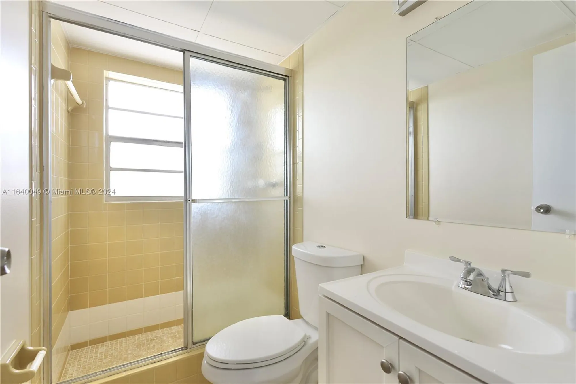 Property Slideshow image 10 of 28 | 1040 country club dr 404, Margate, FL, 33063
