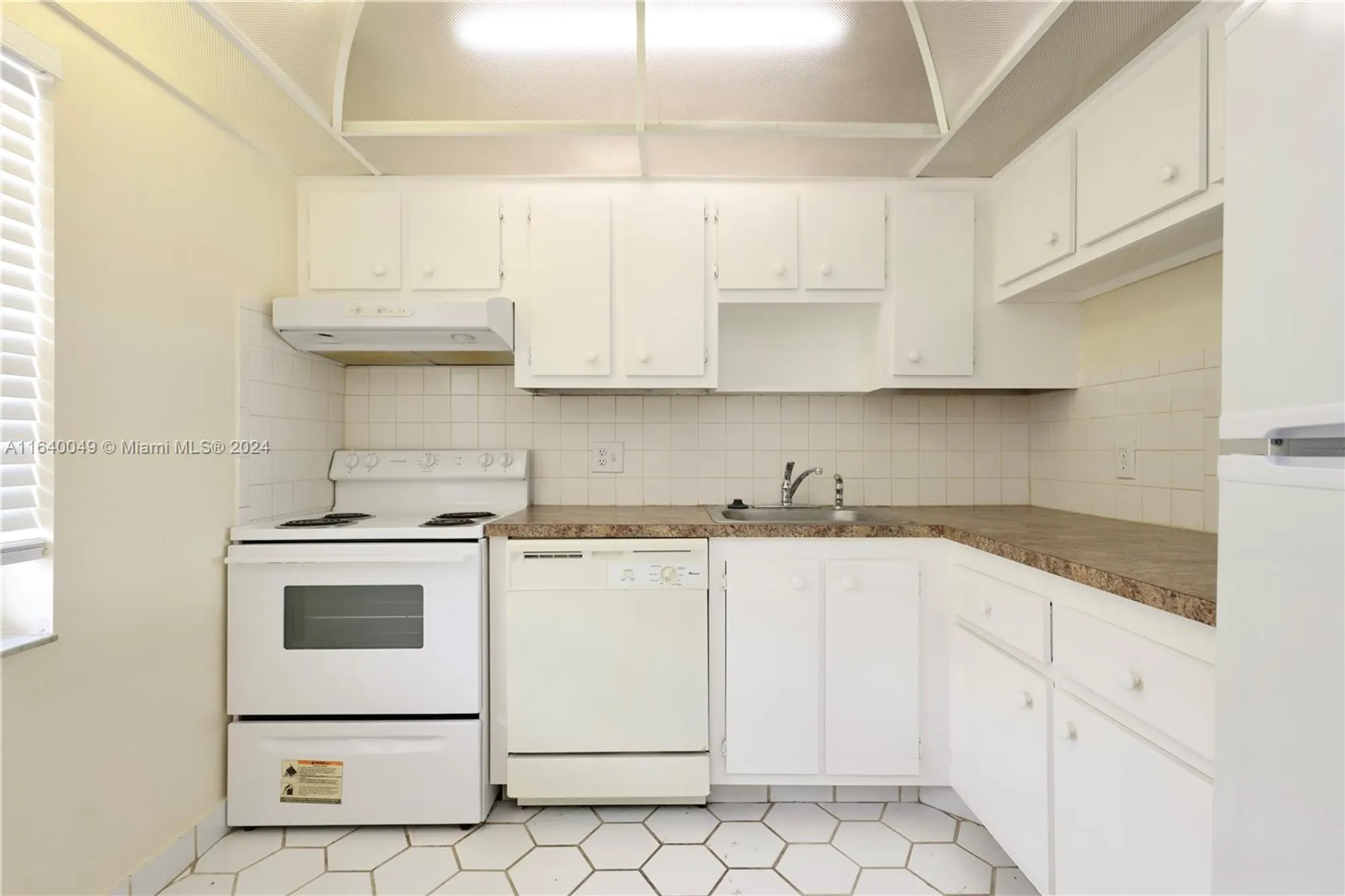 Property Slideshow image 2 of 28 | 1040 country club dr 404, Margate, FL, 33063