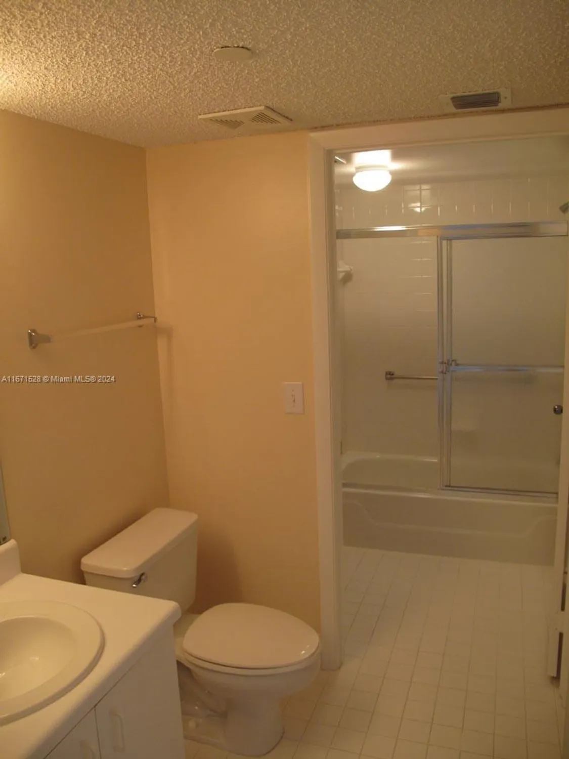 Property Slideshow image 11 of 21 | 9511 weldon cir g402, Tamarac, FL, 33321