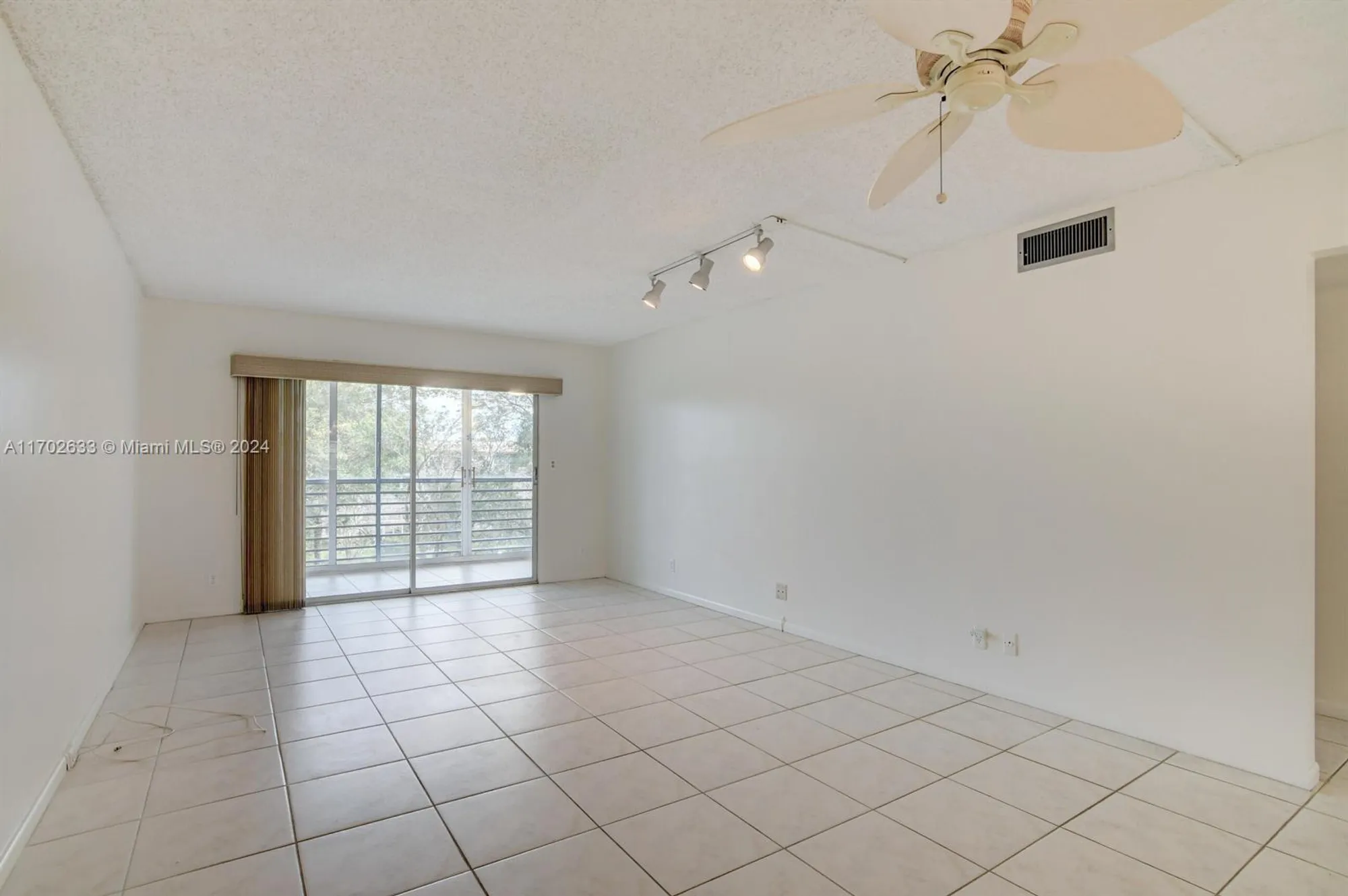 Property Slideshow image 4 of 15 | 2405 antigua cir l4, Coconut Creek, FL, 33066