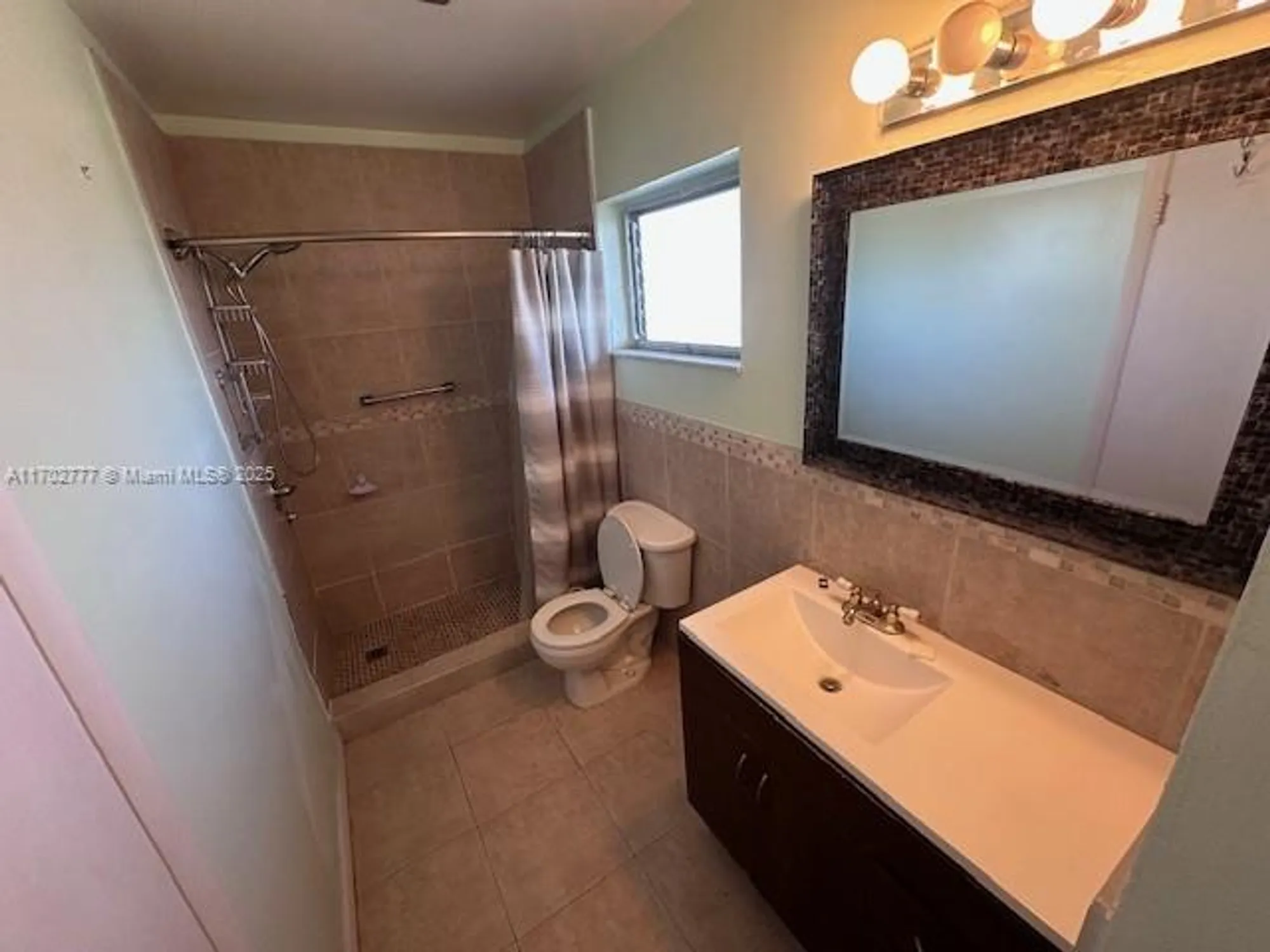 Property Slideshow image 14 of 23 | 2223 park ln 304, Hollywood, FL, 33021