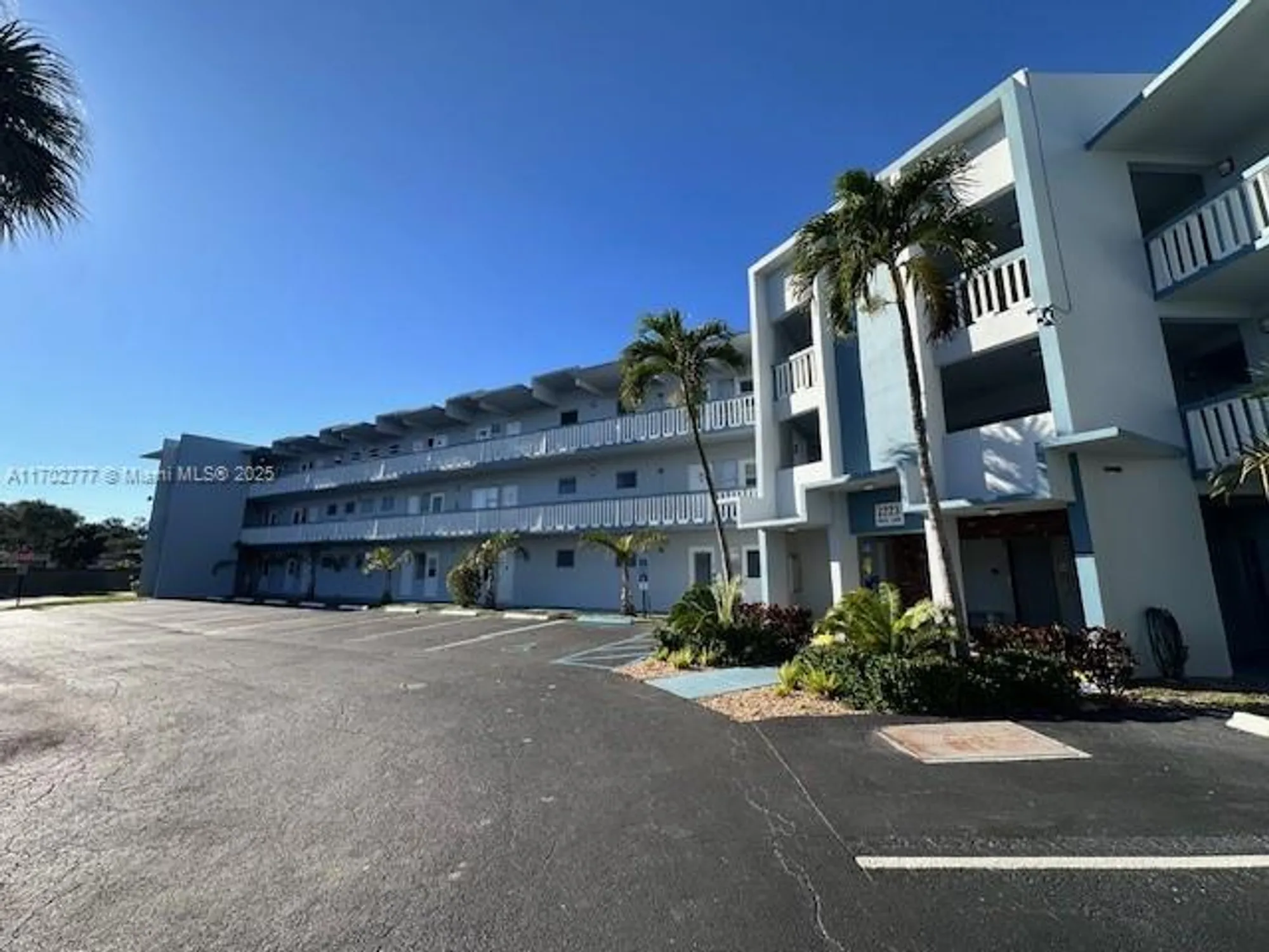 Property Slideshow image 16 of 23 | 2223 park ln 304, Hollywood, FL, 33021