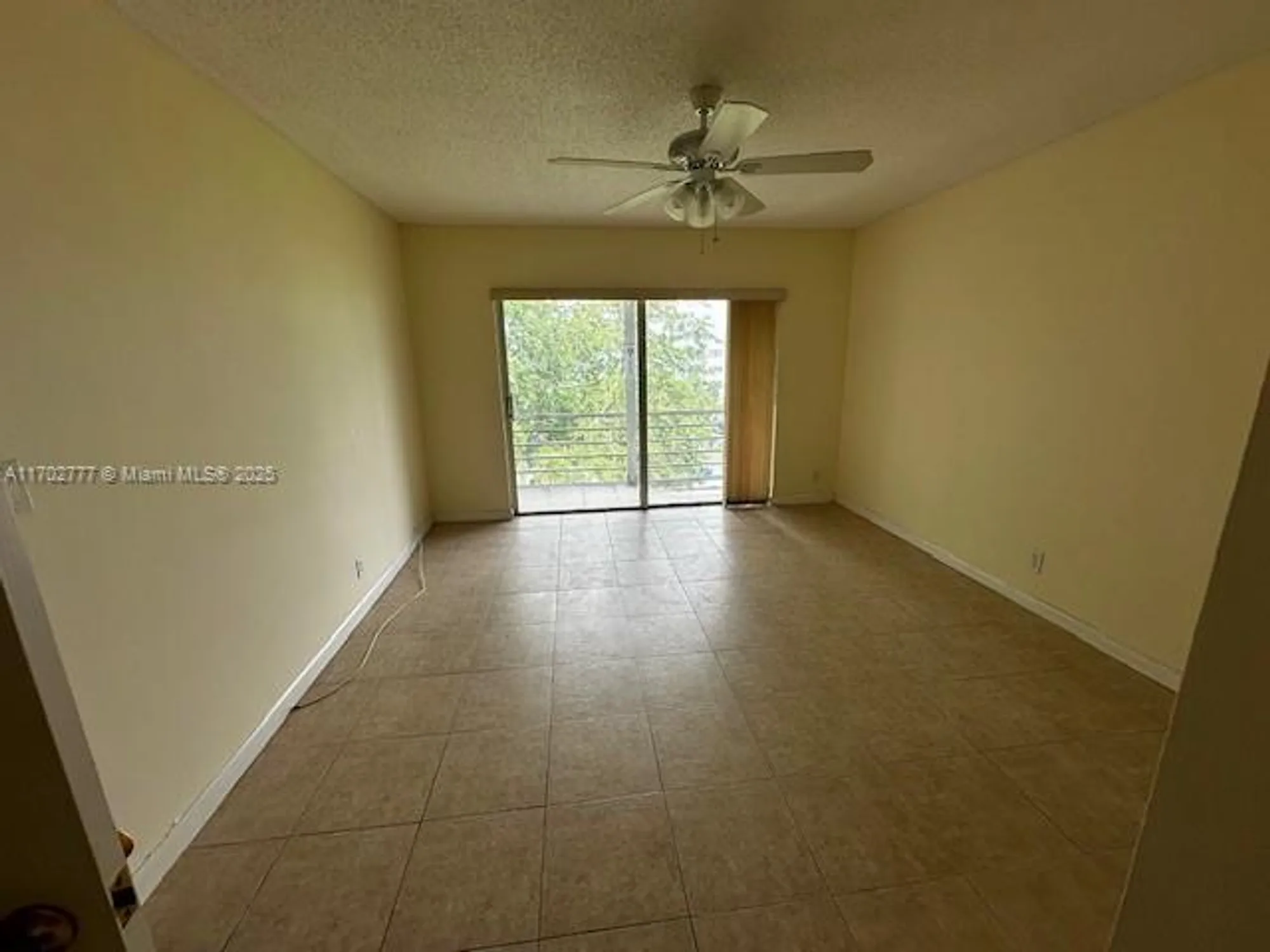 Property Slideshow image 11 of 23 | 2223 park ln 304, Hollywood, FL, 33021