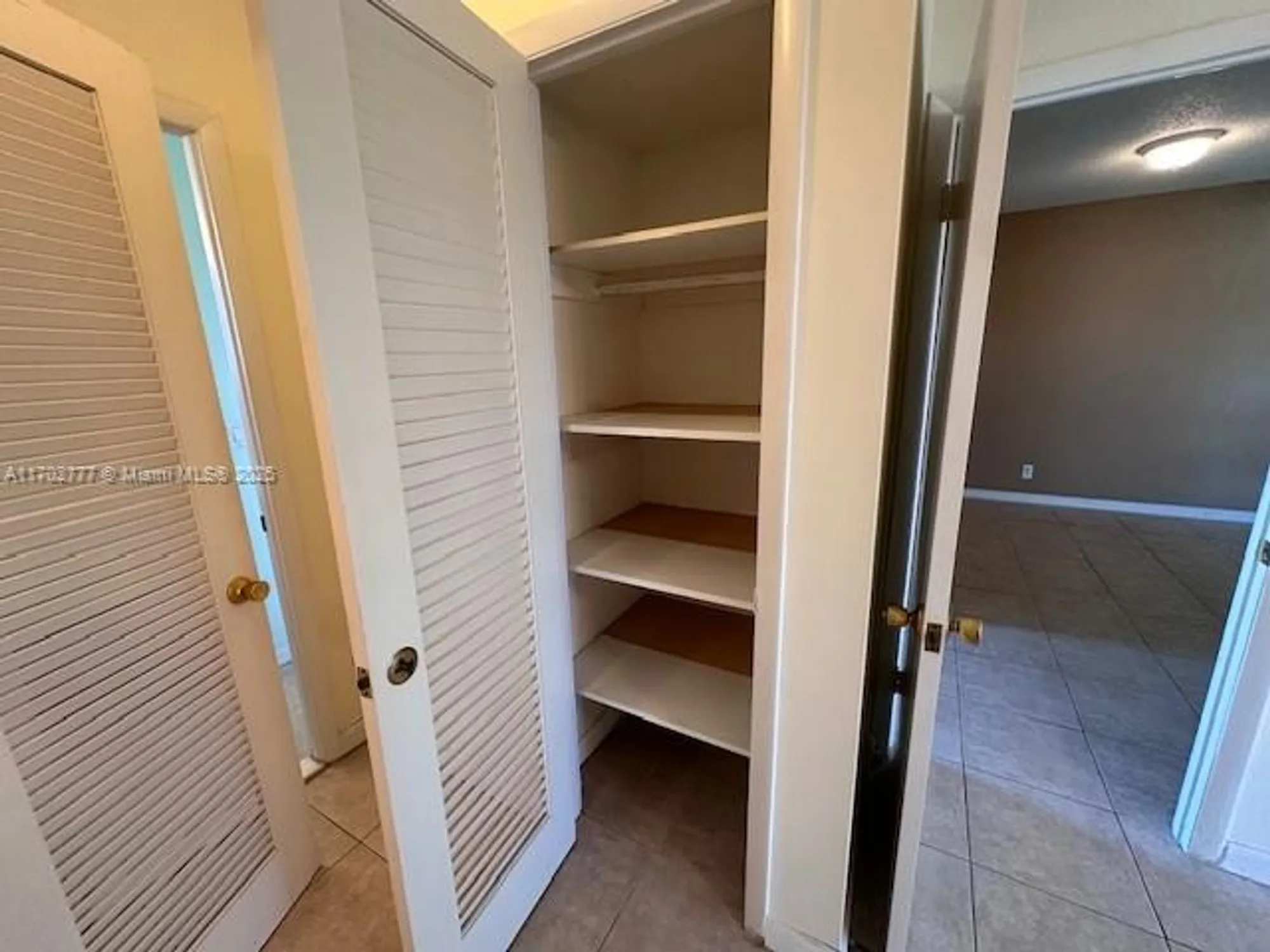 Property Slideshow image 12 of 23 | 2223 park ln 304, Hollywood, FL, 33021