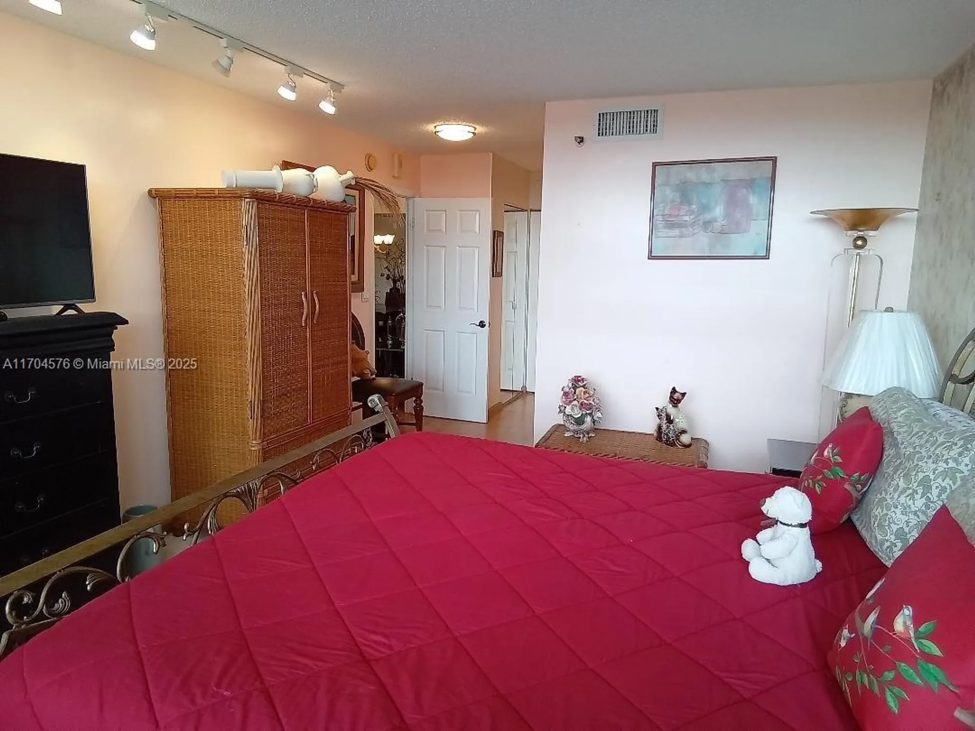 Property Slideshow image 26 of 34 | 1000 saint charles pl 615, Pembroke Pines, FL, 33026