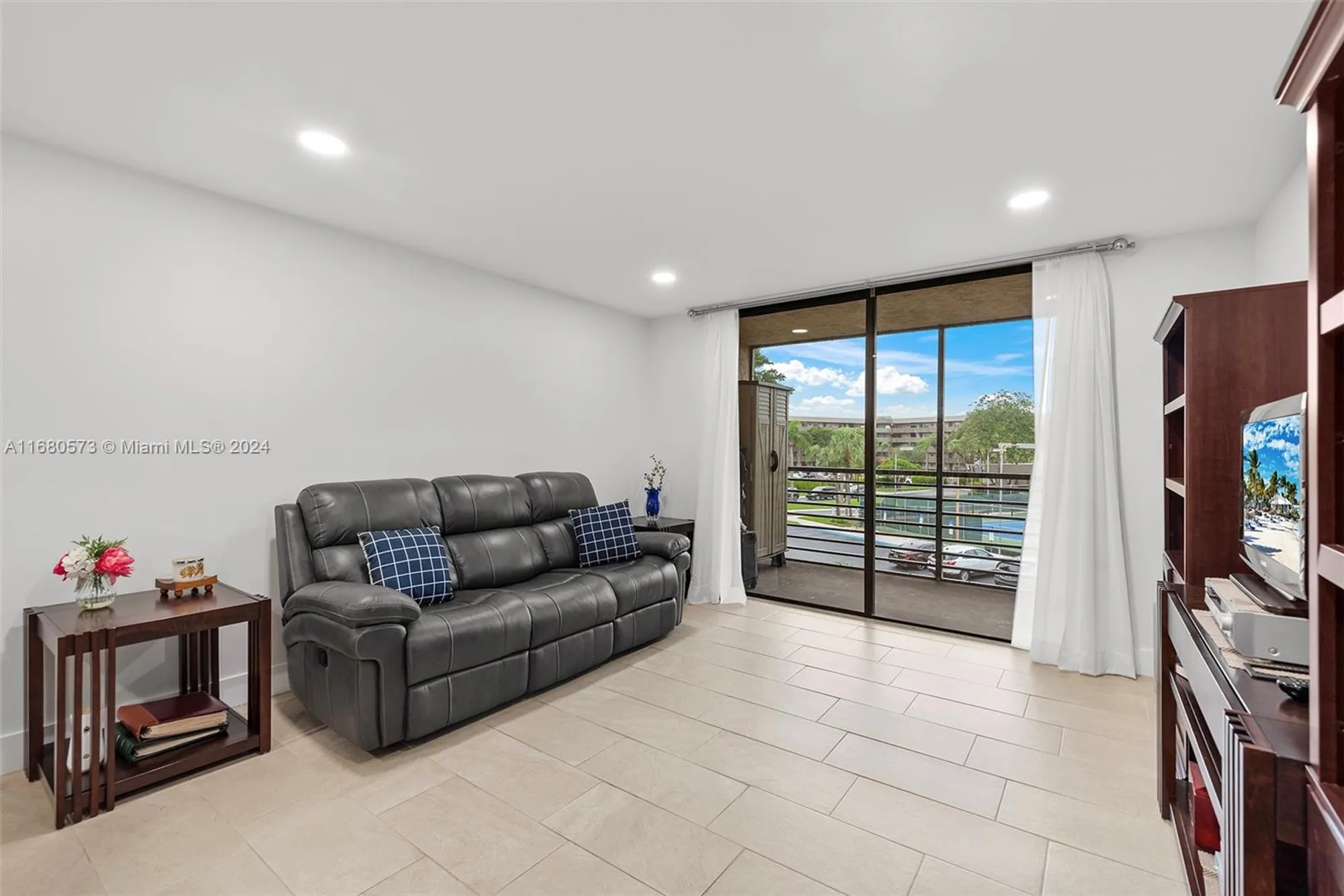 Property Slideshow image 16 of 37 | 1001 colony point cir apt 306, Pembroke Pines, FL, 33026