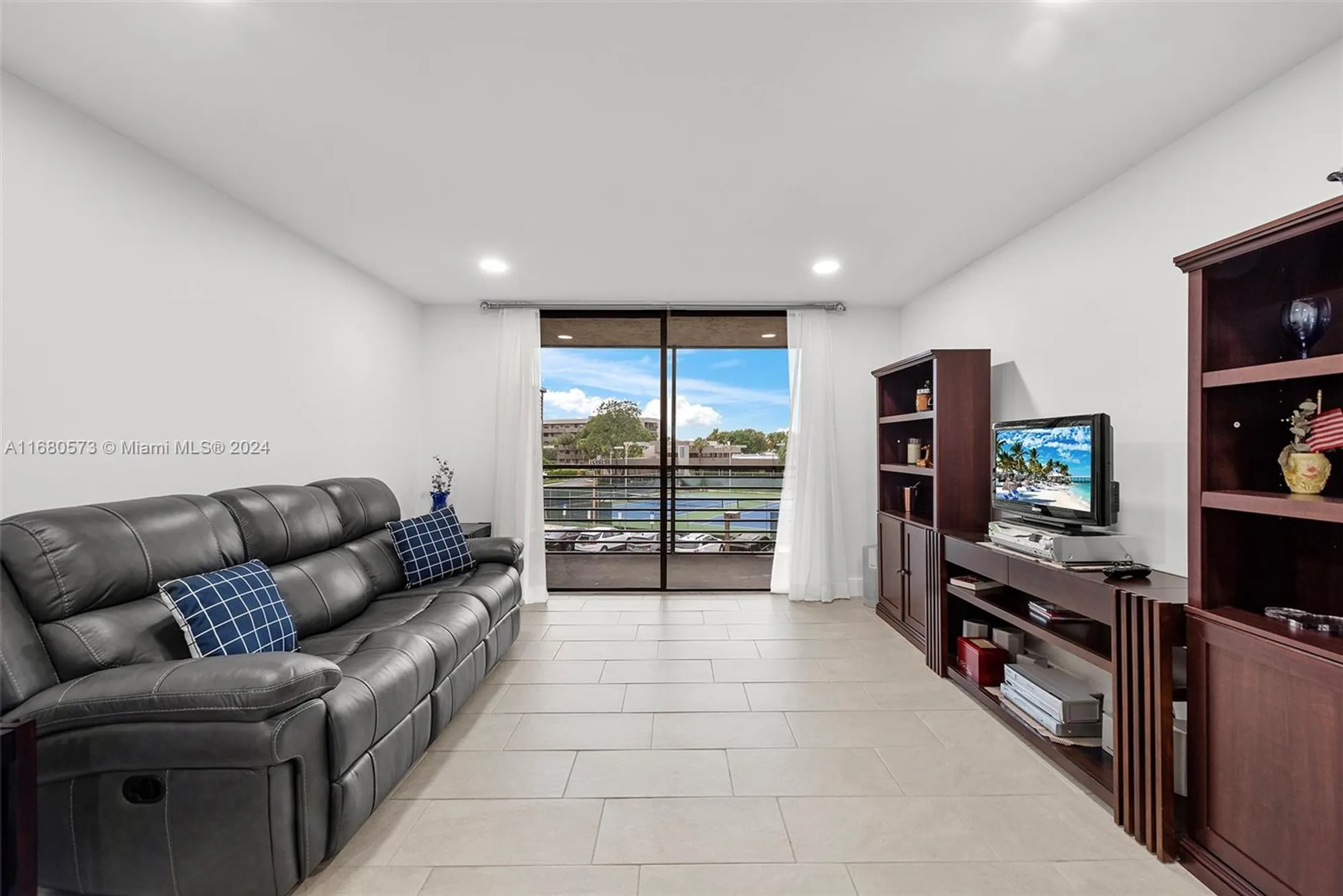 Property Slideshow image 18 of 37 | 1001 colony point cir apt 306, Pembroke Pines, FL, 33026
