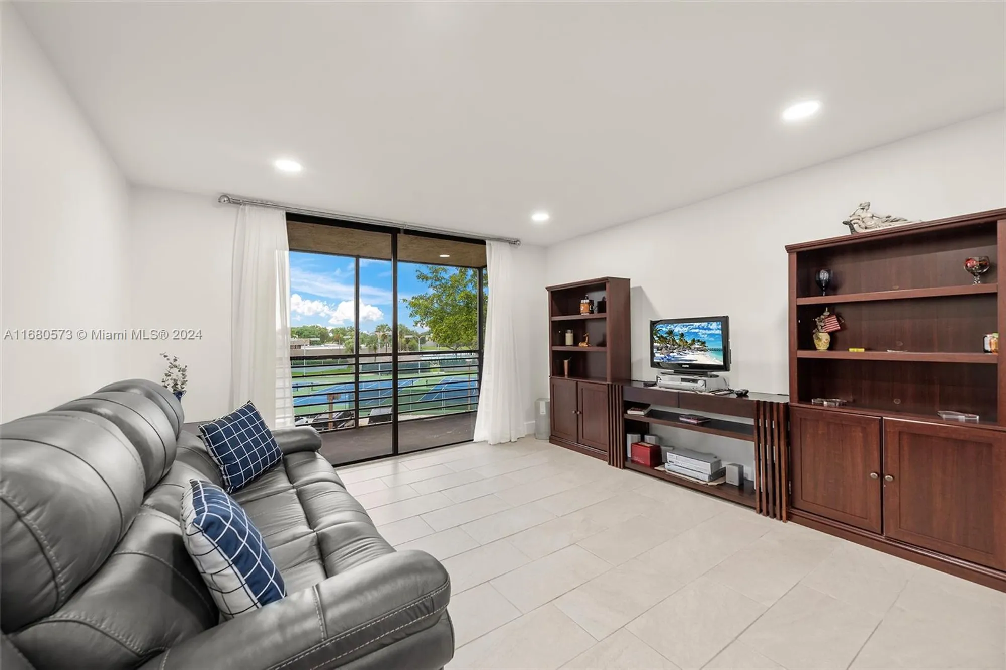 Property Slideshow image 19 of 37 | 1001 colony point cir apt 306, Pembroke Pines, FL, 33026