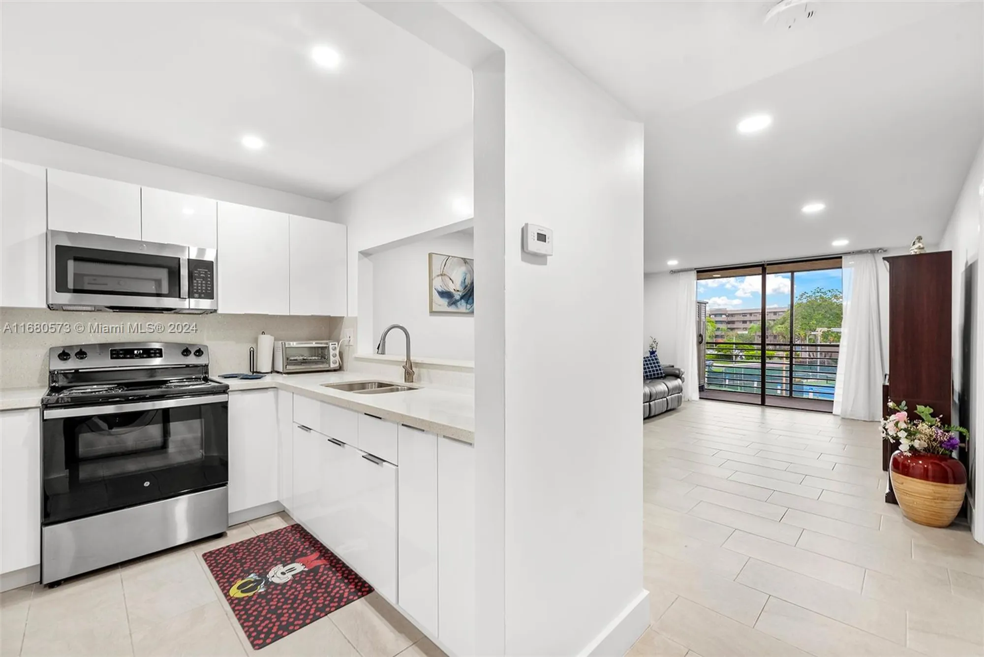 Property Slideshow image 1 of 37 | 1001 colony point cir apt 306, Pembroke Pines, FL, 33026